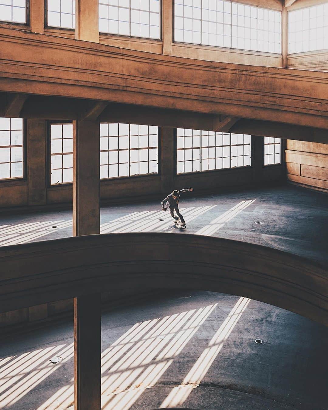 のインスタグラム：「Working on a video shoot as the still photographer, Davide De Martis (@defuntis) captured this beautifully lit action shot with the Leica SL and a Vario-Elmarit-SL 24-90mm lens. Discover the professional Leica SL system for yourself via the bio link.  #LeicaCamera #Leica #🔴📷 #Leicagram #LeicaSL #TheLeicaLook #Leica_World #Leica_Club #LeicaSociety #LeicaPhoto #ShootLeicaPro #skateboarding #skatephotography #professionalphotography #architecturephotography #archilover #acertainslantoflight」