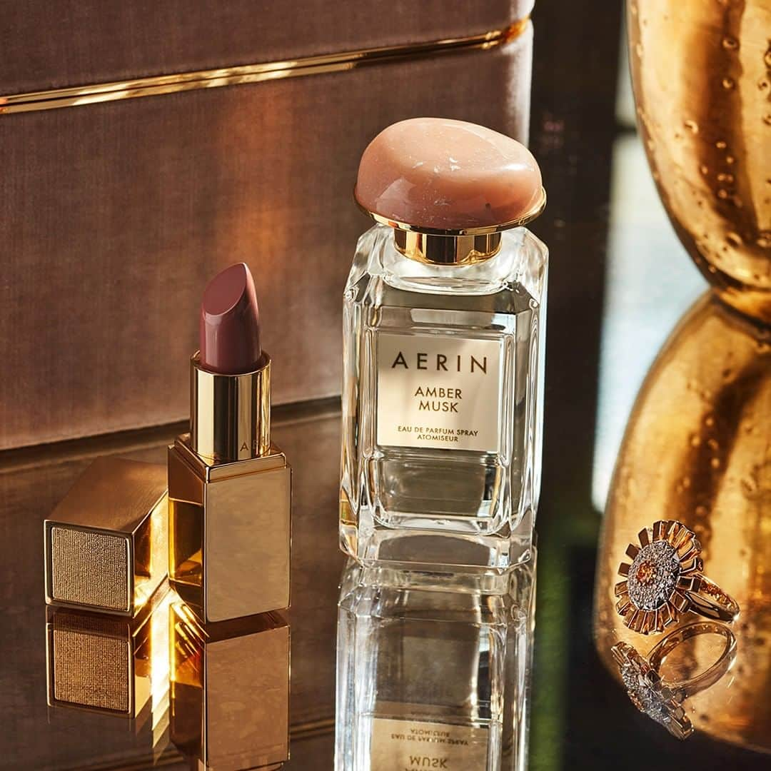 エスティローダーさんのインスタグラム写真 - (エスティローダーInstagram)「@aerin picks for Autumn: Amber Musk Eau de Parfum and Rose Balm Lipstick in Geranium.  #AERINBeauty  #fragrance #scent #lipstick」9月18日 23時00分 - esteelauder