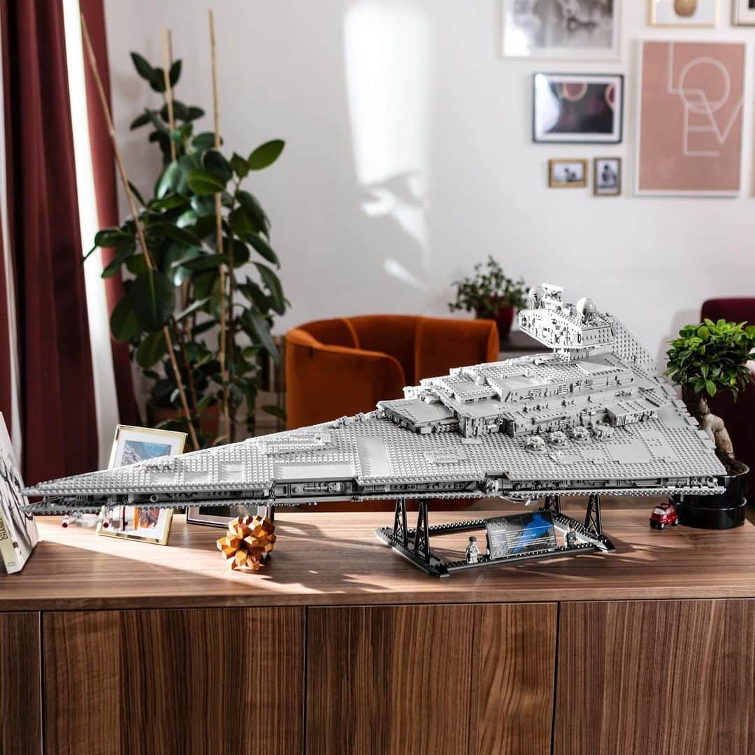 LEGOさんのインスタグラム写真 - (LEGOInstagram)「Prepare your shelves for their biggest battle with the UCS Imperial Star Destroyer. Available now for LEGO VIP members. #LEGOStarWars #StarWars @StarWars」9月18日 23時00分 - lego