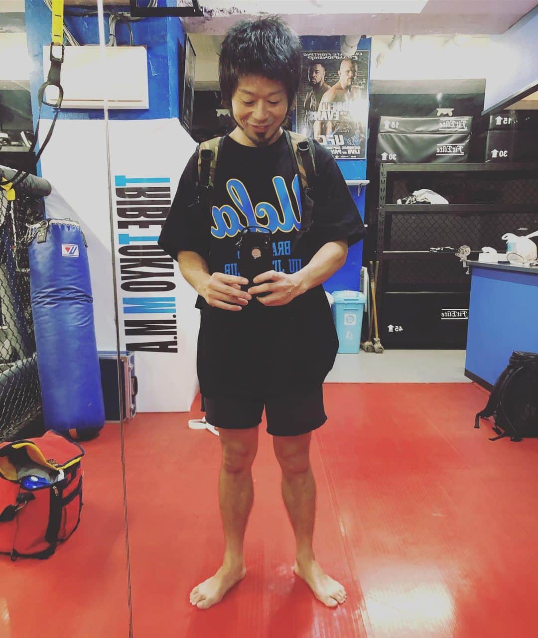 上中丈弥のインスタグラム：「MMAクラスから柔術クラスまで、みっちりtribeで遊んできました。クタクタだけど、なんか良い感じなのよねぇー。またライブと違った高揚感と充実感あるねんなぁ。せっかく生かせてもらってるから丈弥の人生楽しみます。 皆さんもどーぞ楽しんだりや。  #イナ戦 #イナズマ戦隊 #tribetokyomma  #bjj #柔術」