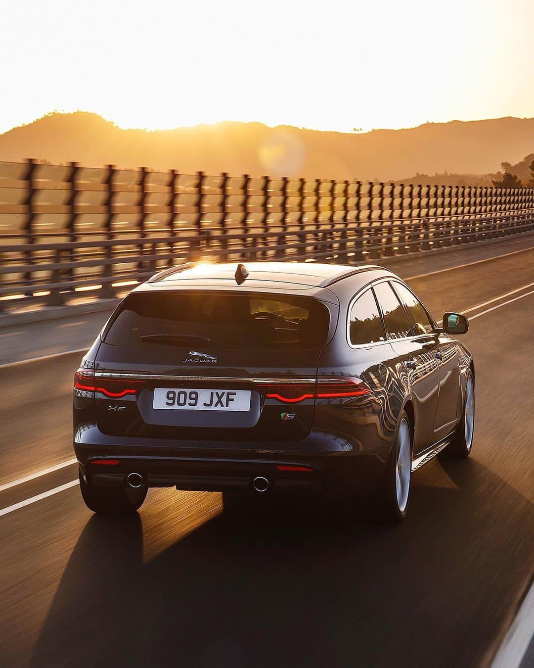 Jaguarさんのインスタグラム写真 - (JaguarInstagram)「A new dawn rises on the ultimate luxury driving experience.  #Jaguar #XFSportbrake #Premium #Luxury #Dynamic #Performance #Estate #AWD #CarsofInstagram #InstaCar」9月18日 23時08分 - jaguar