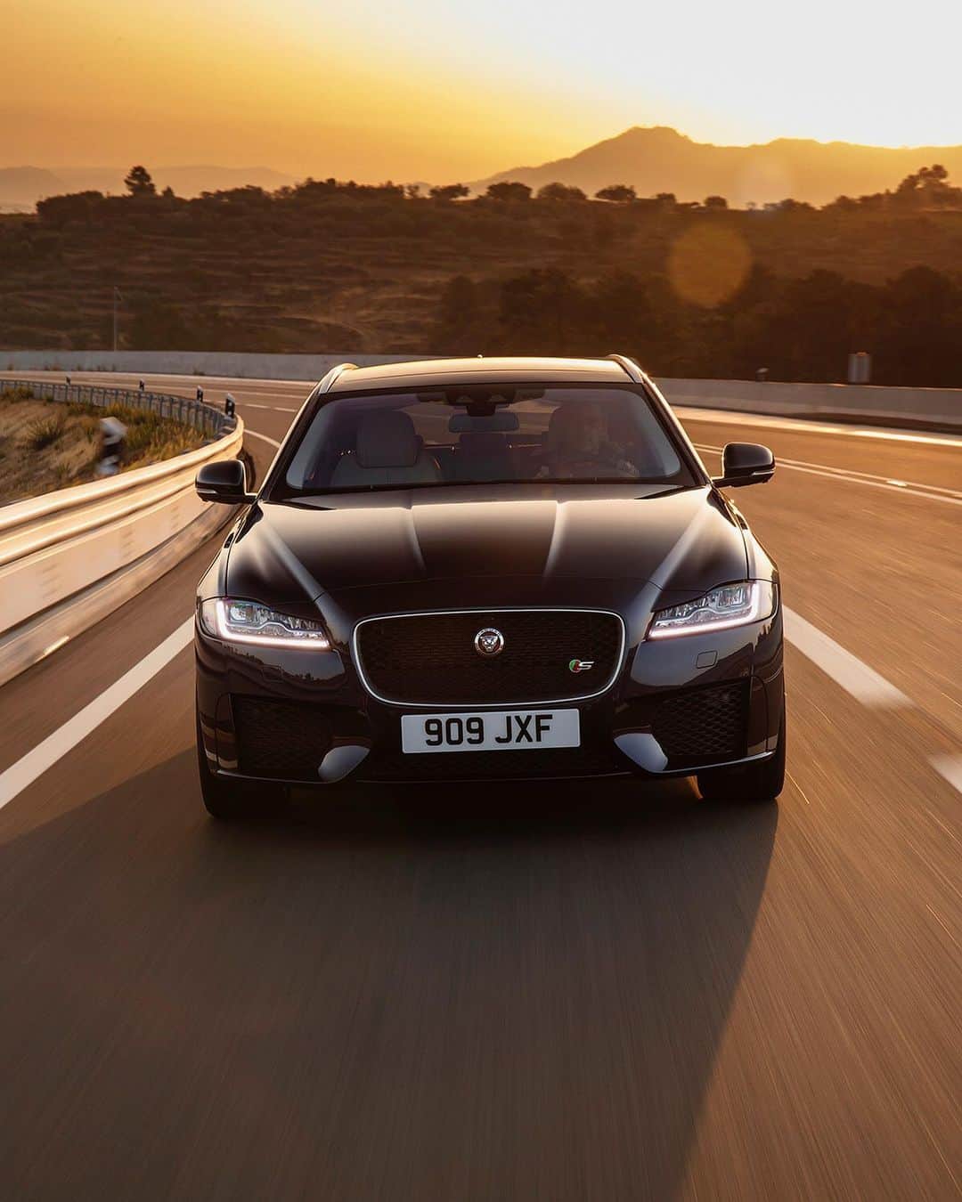 Jaguarさんのインスタグラム写真 - (JaguarInstagram)「A new dawn rises on the ultimate luxury driving experience.  #Jaguar #XFSportbrake #Premium #Luxury #Dynamic #Performance #Estate #AWD #CarsofInstagram #InstaCar」9月18日 23時08分 - jaguar