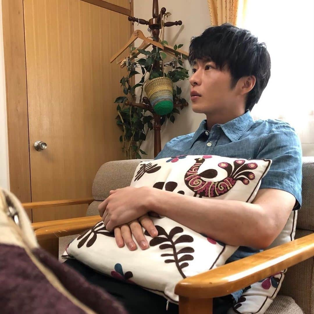 おっさんずラブ 武蔵の部屋さんのインスタグラム写真 - (おっさんずラブ 武蔵の部屋Instagram)「とある筋から、 私服姿の貴重なはるぽん画像を手に入れました💪✨ #とある筋 #ってよくドラマとかに出てくるけどさ #一体全体どんな筋なんだろうね #謎だよね🤔 #なおはるぽんのいるこの場所がどこなのか #私は全く知りません #でもなんだか胸騒ぎしかしません #ただ1つ言える確かなことは #私服ゲロかわゆす🤤 #やっぱりはるぽんと言えば青色だよね #はるぽんブルー🐟 #まぁどんな服かというよりは #誰が着ているかということだよね👔 #冴えない男と飲むシャンパンより俺と飲む雨水 #ってかのローランド先生も言っていたし #はるぽんと飲めば雨水だって #きっと最高のタピオカミルクティになるだろう☺️ #すいません何言ってるんだ俺は #記憶が戻ることを諦め始めた今日この頃です #(ﾉД`)」9月18日 23時15分 - musashis_room