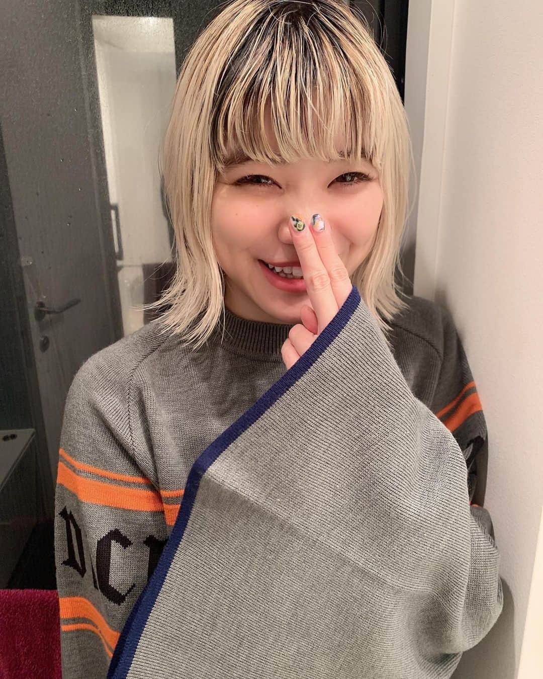 高橋有紀さんのインスタグラム写真 - (高橋有紀Instagram)「昨日のライブ最高だったチッチ前髪切った❤︎in我が家ෆ楽しかった〜 銀杏とツーマン3曲もコラボして（6枚目）夜王子と月の姫を2人で歌っているのが感動、、、 カッコいいチッチの翌日だけど、とっても可愛いチッチでした☺️ #セントチヒロチッチ  #BiSH #lysa_yuki」9月18日 23時16分 - osakana_yuki