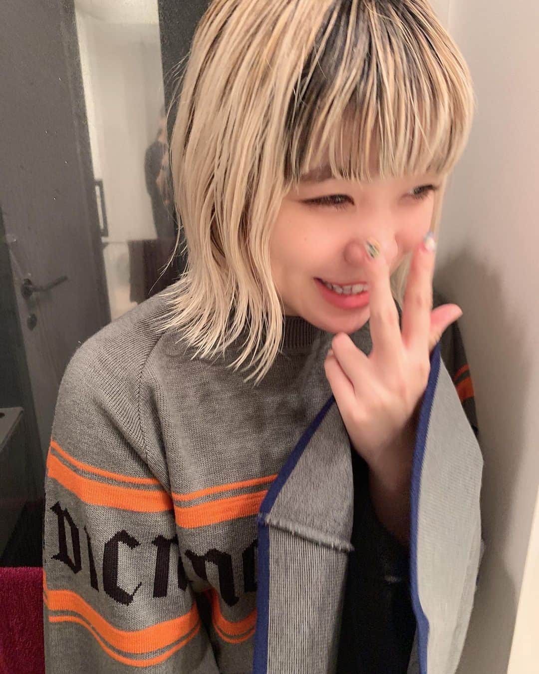 高橋有紀さんのインスタグラム写真 - (高橋有紀Instagram)「昨日のライブ最高だったチッチ前髪切った❤︎in我が家ෆ楽しかった〜 銀杏とツーマン3曲もコラボして（6枚目）夜王子と月の姫を2人で歌っているのが感動、、、 カッコいいチッチの翌日だけど、とっても可愛いチッチでした☺️ #セントチヒロチッチ  #BiSH #lysa_yuki」9月18日 23時16分 - osakana_yuki