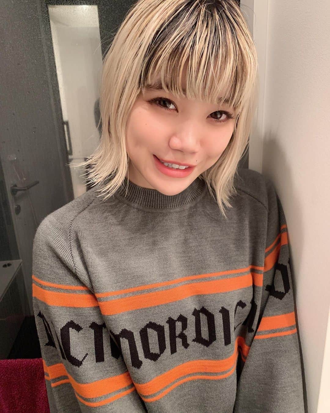 高橋有紀さんのインスタグラム写真 - (高橋有紀Instagram)「昨日のライブ最高だったチッチ前髪切った❤︎in我が家ෆ楽しかった〜 銀杏とツーマン3曲もコラボして（6枚目）夜王子と月の姫を2人で歌っているのが感動、、、 カッコいいチッチの翌日だけど、とっても可愛いチッチでした☺️ #セントチヒロチッチ  #BiSH #lysa_yuki」9月18日 23時16分 - osakana_yuki