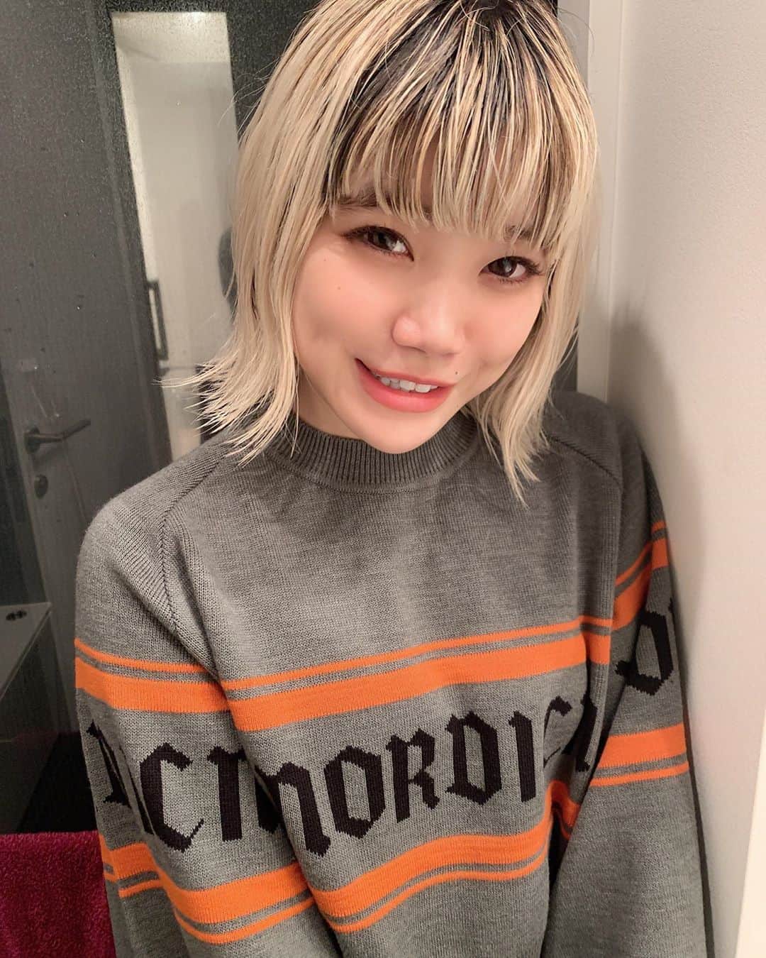 高橋有紀のインスタグラム：「昨日のライブ最高だったチッチ前髪切った❤︎in我が家ෆ楽しかった〜 銀杏とツーマン3曲もコラボして（6枚目）夜王子と月の姫を2人で歌っているのが感動、、、 カッコいいチッチの翌日だけど、とっても可愛いチッチでした☺️ #セントチヒロチッチ  #BiSH #lysa_yuki」