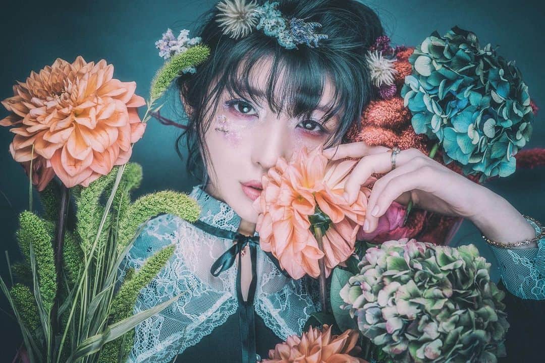東雲れいかのインスタグラム：「生け花 . . . . . . . . #good_portraits_world  #girls #instagood #fashion  #flower #pics_jp #japanesegirl #topportraits  #portrait #portraits #東京センチメンタル #japanesegirl #ウルフカット #hairmake #makeuptutorial」
