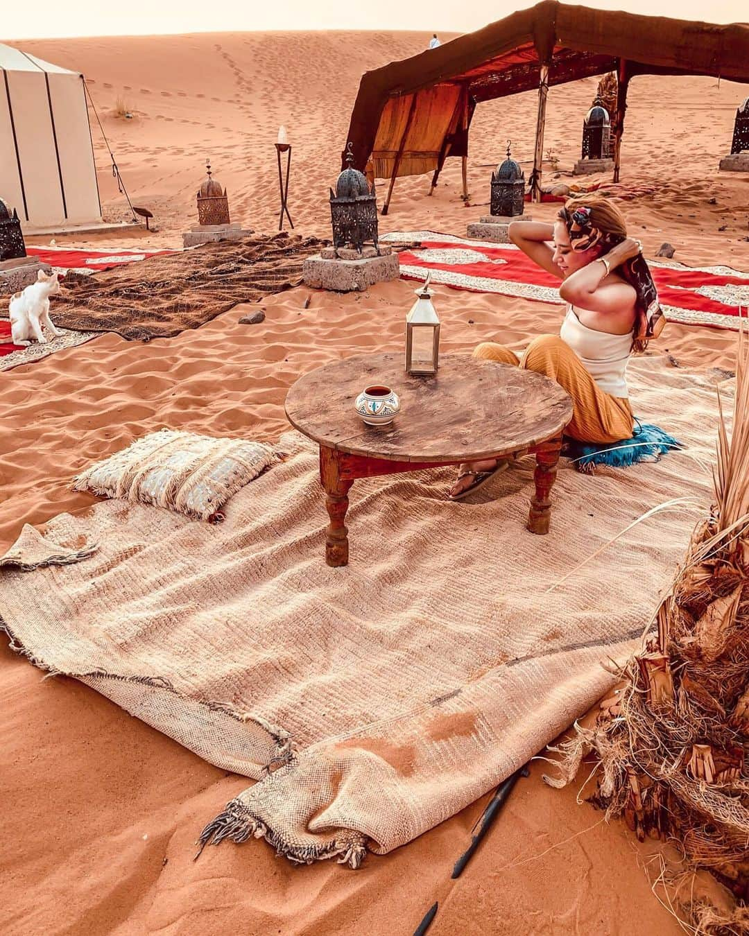 福井仁美さんのインスタグラム写真 - (福井仁美Instagram)「Sahara Desert Luxury Camp⛺️ ────────────────────── 別世界過ぎて何度来ても感動する砂漠。 初めてのサハラ砂漠は、あえてホテルステイせずに、キャンプしてます！ ・ 裸足で生活して、砂の上に座りながらお茶を飲む。なんて贅沢❤️ ミーハーですが、SATC大好きだからここはかなりテンションあがった！ ・ Top @searoomlynn_official ・  #sahara #saharadesert #saharadesertluxurycamp #desertcamp #サハラ砂漠 #メルズーガ #サハラ砂漠キャンプ #morocco #shooting #moroccotravel #moroccotrip #morocco_vacations #モロッコ #モロッコ旅行 #jetsetter #المغربية  #travelphotography #travelersnotebook  @mytrip_stw」9月18日 23時31分 - hitton28