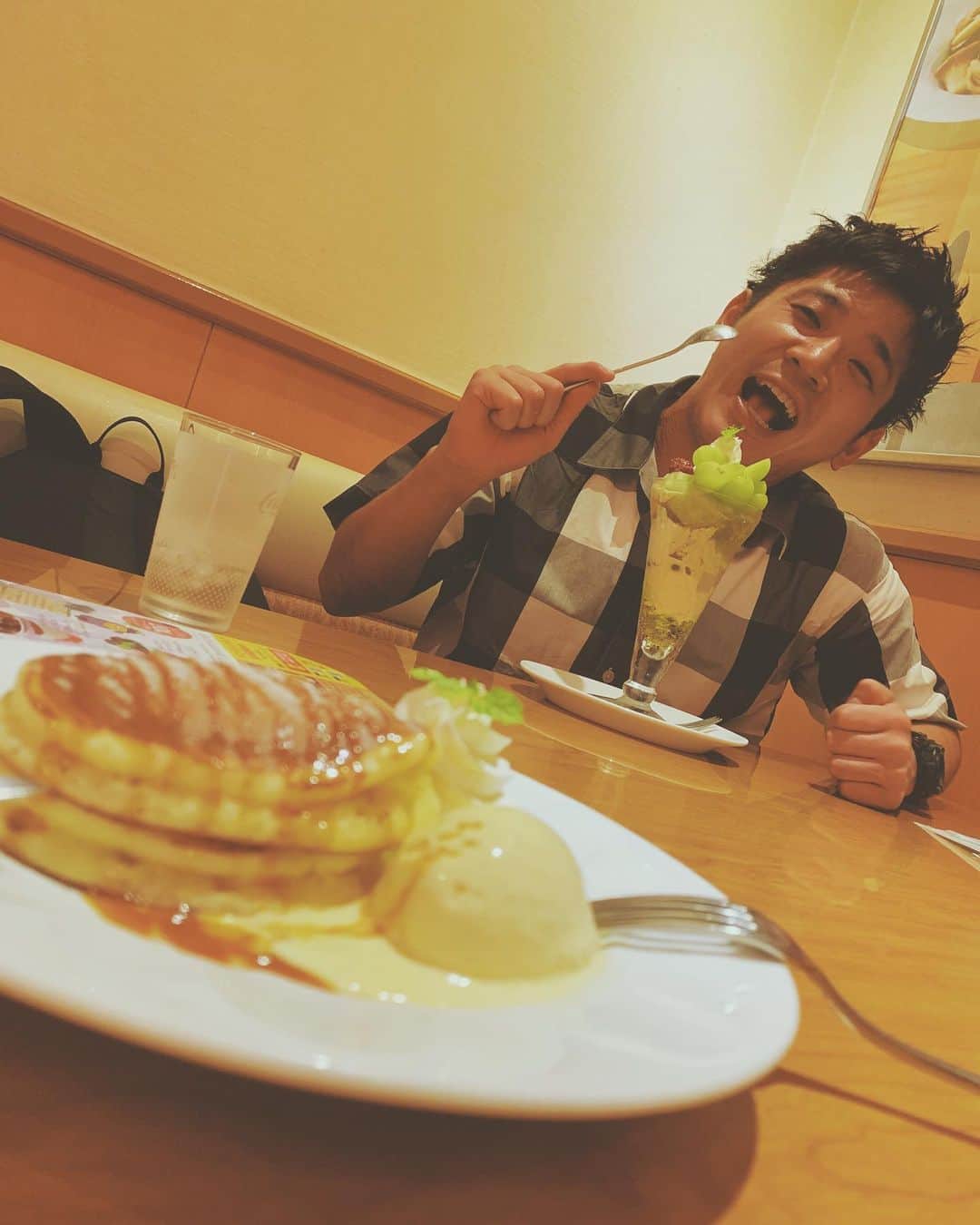 佐々木崇博（うるとらブギーズ）さんのインスタグラム写真 - (佐々木崇博（うるとらブギーズ）Instagram)「夜中に甘いの食べた時の〜。 #夜中 #パンケーキ #パフェ」9月18日 23時44分 - bugizutakahiro