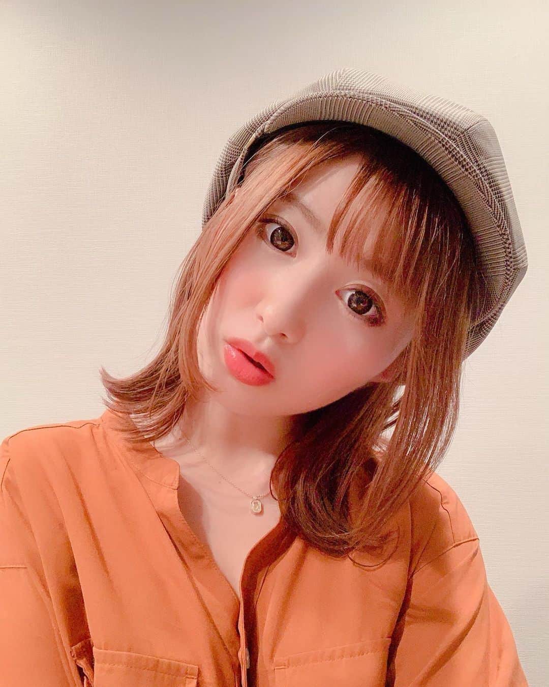 成瀬心美さんのインスタグラム写真 - (成瀬心美Instagram)「✂️ . . 髪を切ったぜ ﾁｪｹﾁｪｹ!!!! . . ずっと切りたくて切りたくて やっと切れることになって 今日しかなくて 急遽いなもっちーーー @inamochinaoki  に予約して 銀座のLONESSへ✨ . . 表参道は行ってたけど 銀座店は初めて！ そして店長になった いなもっちーにもはじめまして！笑 . . 思っていた100倍ステキな カットをしてくれたぜ！ . . 見てくれ！！！ 巻いても結んでも帽子でも 最強かわいい！！ . . 秋大好きなんだけど この髪型で もっとおしゃれを 楽しみます☺️ . るんるんだよーーー！！ . ぜひ銀座で稲用さんに ここみんカットに してもらっておくれー！笑 . . ちなみにこのシャツは @gu_for_all_ のです😘 . . #hairstyle #haircut #loness #hair #autumn #gu #instapic #instagram #followｍe」9月18日 23時38分 - coco3ndazo