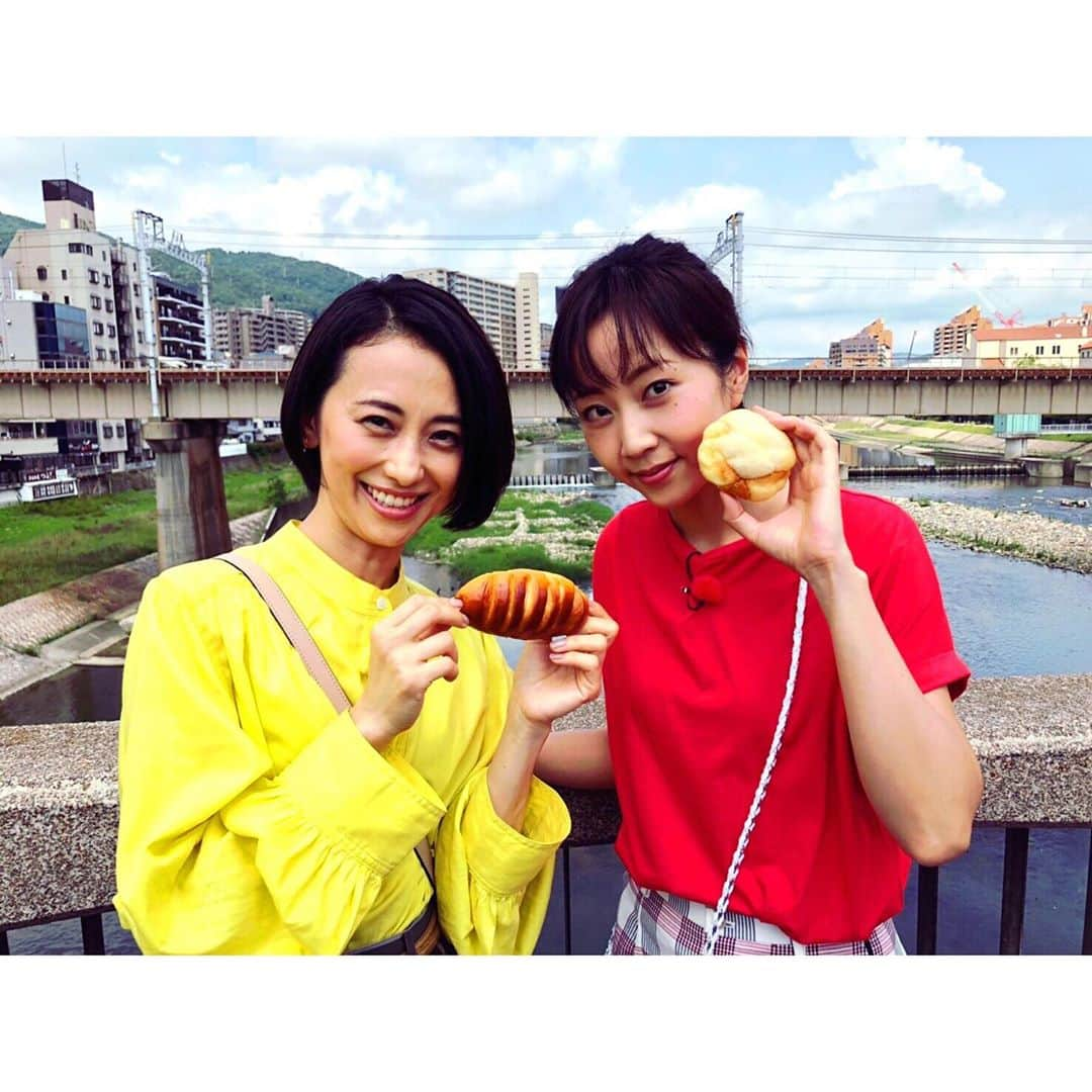 木南晴夏さんのインスタグラム写真 - (木南晴夏Instagram)「明日の #パン旅。 私が幼少期に通いつめた宝塚。 色んな風景がとにかく懐かしくて そんな街を元ジェンヌの紺野まひるさまと歩けるなんて… 夢のような時間でした🌈  明日よる7時からNHKBSプレミアムにて」9月18日 23時39分 - kinamitopan