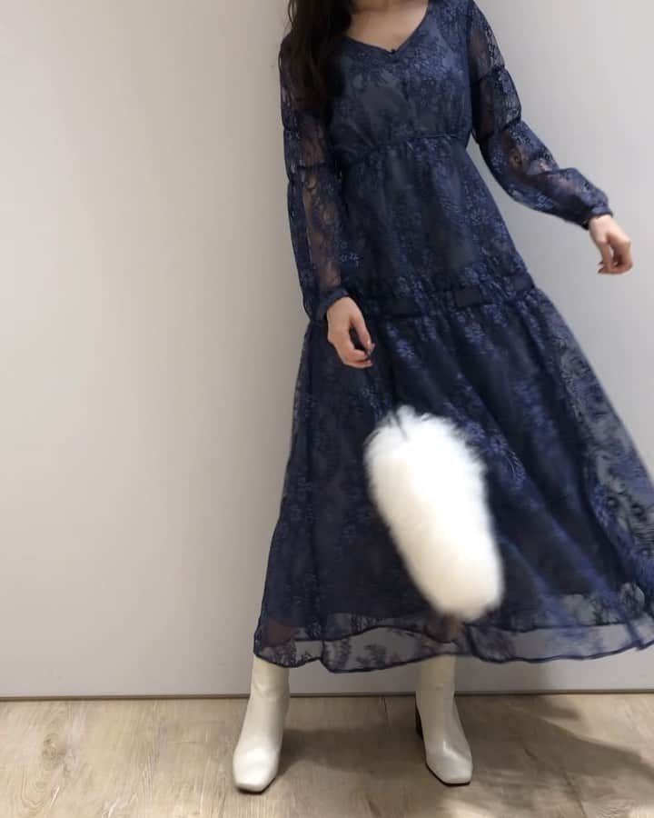 平木愛美のインスタグラム：「白いブーツ合わせが可愛くて、お見せしたくってと思ったらお顔きれた👢⚪️笑  ワンピースの深い色味も、それでいて透け感あるレースも。さりげなくスタイルアップしてくれる、きゅってなってるところも。可愛い。  需要あるのでしょうかといったかんじですがお顔ありshotはまた後ほど。  本日も一日撮影でした🧡  夜は打ち合わせ。私がスタートしたいことに向かって、どんなかたちがベストなのか、今は色んなかたの話を聞いたりして、たくさん考え中！！！ まだまだ夢はたくさんです☺︎ 皆さんも一緒に、よろしくお願いいたします。❤︎ happy💫  #shooting #ootd #rirandture #apuweiserriche」