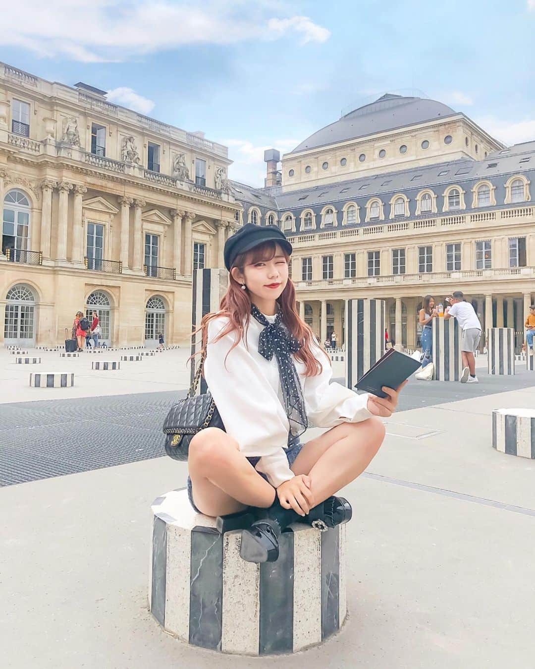 tomomi ❤︎ よしはしともみ ❤︎さんのインスタグラム写真 - (tomomi ❤︎ よしはしともみ ❤︎Instagram)「. . . 🎈💗🎠 Paris 🎠💗🎈 . 去年も同じくらいの時期に 行ったヨーロッパ旅行に行ってきたぁ〜✈️💕 . 前回はお仕事だったけど今回は完全プライベート旅行🥂 . 最初の写真はパリのパレロワイヤル💋 ストライプ柄の円柱が並んでるおしゃれなアート🏁💗 . 🌹コーディネート トップス  @pinklush.jp @sretsisofficial ボトムス  @epineofficial シューズ  @enpunto_official バッグ  @chanelofficial 3枚目にタグ付けしてるよ💡 . #paris #parisfashion #paristrip #paristravel #ootd #code #chanel #sretsis #epine #enpunto #palaisroyal #パリ #パリ旅行 #コーデ #パリコーデ #パリファッション #パリジェンヌ #スレトシス #シャネル #もーみとりっぷ #パレロワイヤル #フォトジェニック #ダニエルビュラン  #アート #搭配 #时尚 #데일리룩 #패션」9月18日 23時48分 - tomomi_yoshihashi