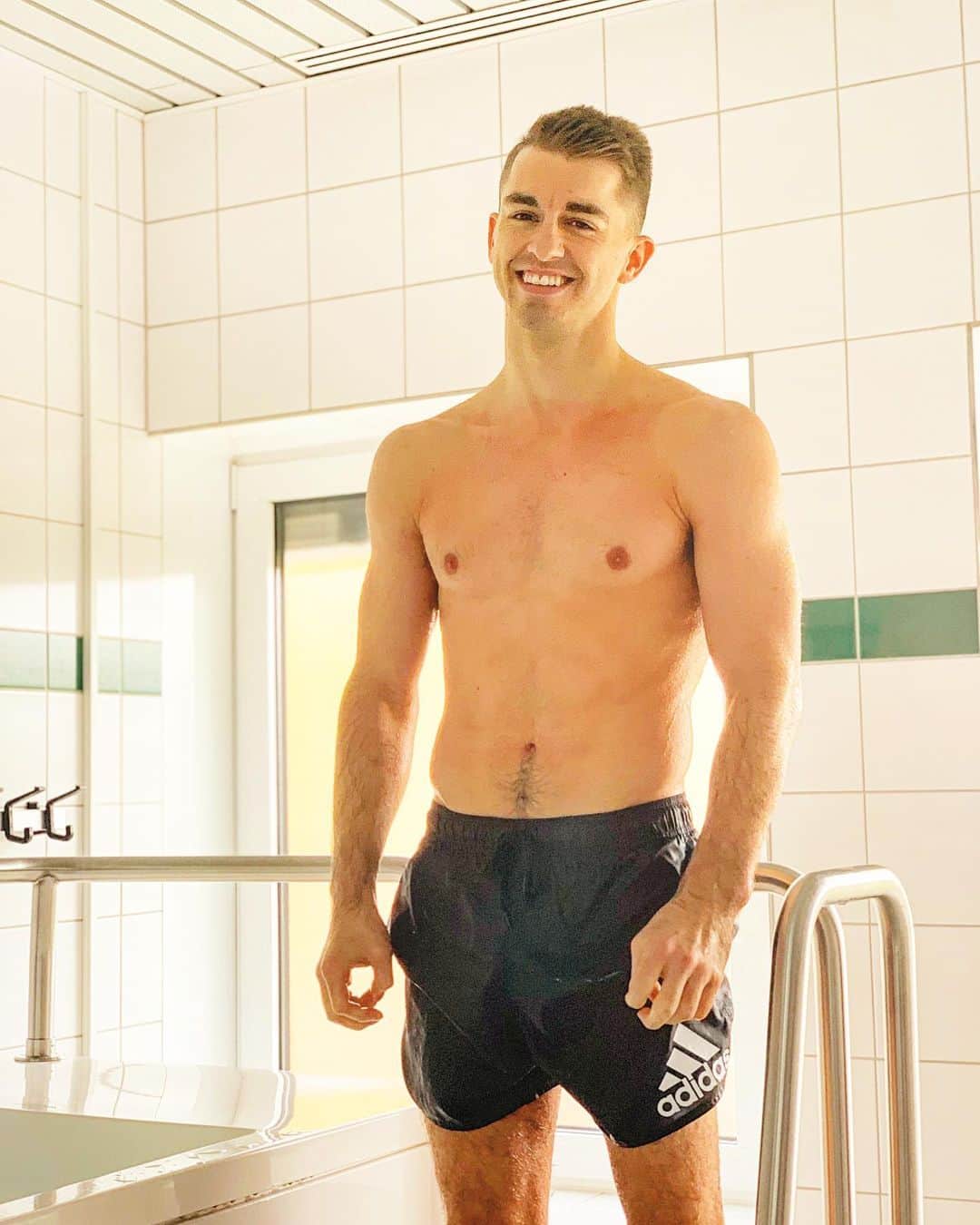 マックス・ウィットロックのインスタグラム：「Ice bath ❄️ . 📷 - @joefraser1」