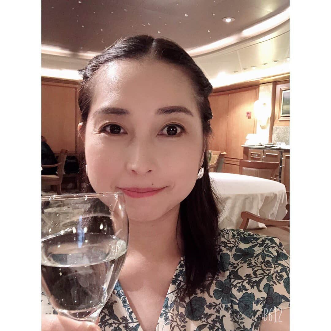 美甘子さんのインスタグラム写真 - (美甘子Instagram)「明日の歴史トーク本番に備え、ミーティングのち夕食。船に乗ると全員参加の避難訓練があります。誰かが海に落ちたら、大きな声で「マン オーバーボード」と言わなくてはいけません。夜の海は真っ暗で少し怖いです！ #ダイヤモンドプリンセス #ダイヤモンドプリンセス船内  #ダイヤモンドプリンセスクルーズ」9月18日 23時58分 - rekish_mikako