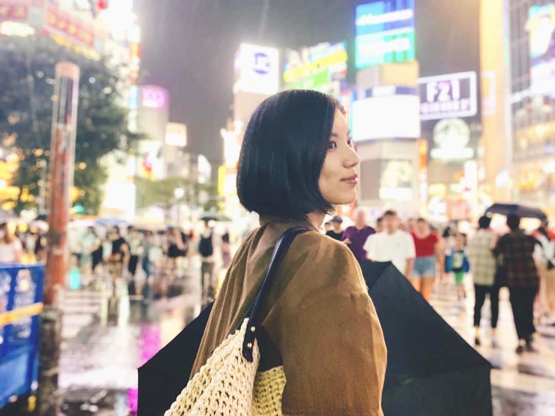 小林玲のインスタグラム：「″﻿ ﻿ ﻿ 雨。﻿ ﻿ 憂鬱でどよんとした世界も、﻿ 見方を変えるとすっごく綺麗で﻿ キラキラした青い世界に変わるの。﻿ ﻿ なんでもそう。﻿ ﻿ ﻿ ″﻿ ﻿ ﻿ 私が高校1年生の時に演じさせて﻿ いただいた役で言ってた言葉。﻿ 今でも雨が降った時ふと思い出すんだー☺︎﻿ ﻿ ﻿ ﻿ ﻿ Photo by めいくてん♪﻿ ( @meiku_harukawa﻿ ﻿ ﻿ #japan #japanesegirl ﻿ #girl #me #rain﻿ #instagood ﻿ #instagramjapan ﻿ #hairstyle #shorthair﻿」