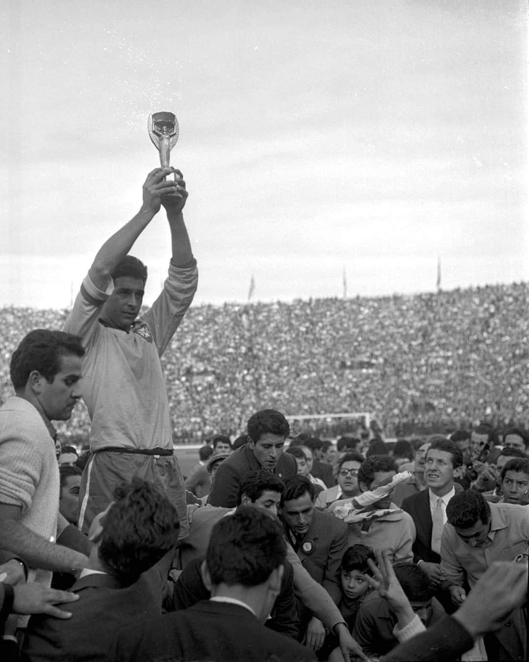 FIFAワールドカップさんのインスタグラム写真 - (FIFAワールドカップInstagram)「#OnThisDay in 2002, Mauro Ramos died aged 72. The stylish defender captained #Brazil to victory in the 1962 FIFA #WorldCup. 🇧🇷🏆 #RIP」9月19日 0時10分 - fifaworldcup