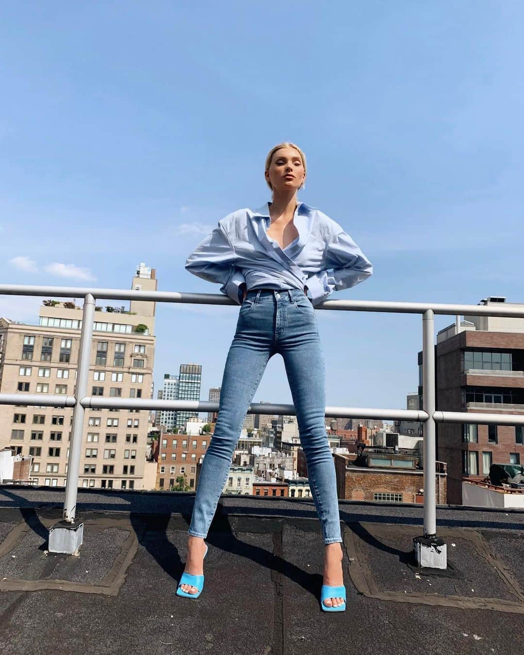 エルザ・ホスクさんのインスタグラム写真 - (エルザ・ホスクInstagram)「On top of the world in my @jbrandjeans Saturday jean 🦋 #sustainable」9月19日 0時03分 - hoskelsa