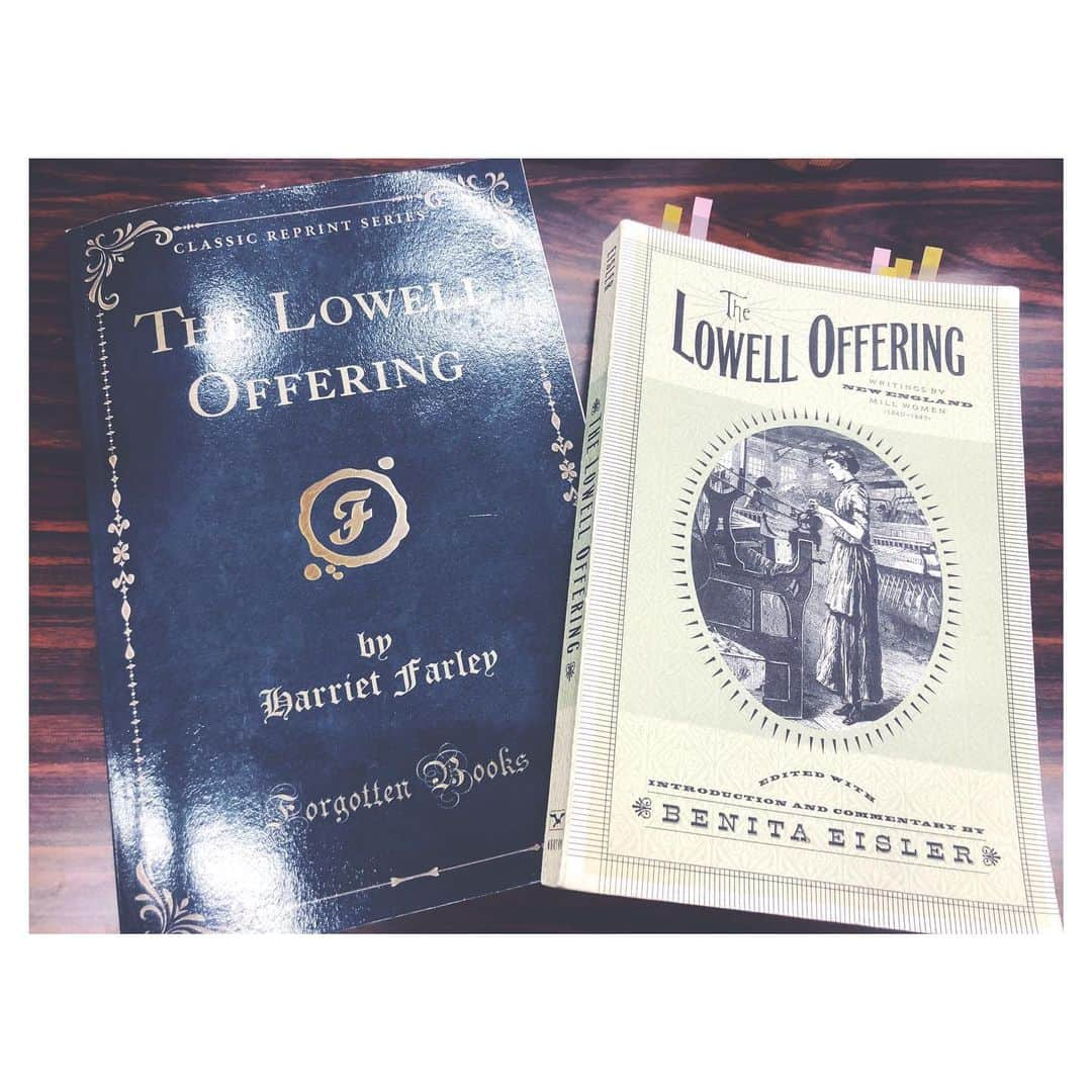 ソニンさんのインスタグラム写真 - (ソニンInstagram)「‪. #ファクトリーガールズ マメ🌱前知識  劇中で出てくる‬‪「The Lowell Offering」という寄稿集。 ‪知っている方は少ないかもしれませんが、この雑誌と、ライターというものがこの作品の主軸にあるので、皆さまお見知り置きを。‬ . ‪これはイギリスから取り寄せた、本物を寄せ集めて現代出版された本。ハリエットの文章を見たとき、震えました。‬彼女が本当に書いた言葉がそのまま読めるという奇跡。 ‪ハリエットの作品の数が本当に多く、この方は本当に頭の良い、文才のある人物だったことがわかります。劇中の言葉も実際に書かれたエッセイなどのタイトルから取っているキーワードが散りばめられていたりします✨ . 稽古場も残り少ないですが 明日でなにかひとつ抜けるはず、抜けると信じて！ . 📙ローウェルオウファリング編集者 ✒️#ハリエットファーリー 👓 #赤坂ACTシアター #9月25日開幕 #10月9日まで #大阪 #梅田芸術劇場 #10月25日から #27日まで」9月19日 0時21分 - sonim_official