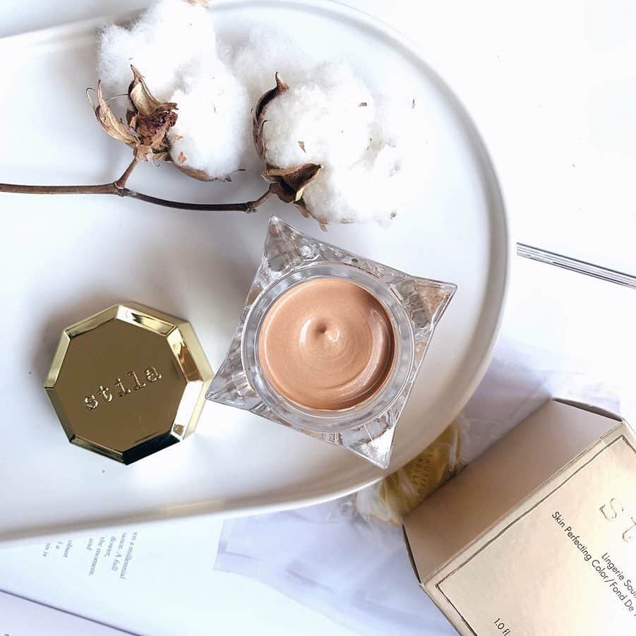 Stila Cosmeticsさんのインスタグラム写真 - (Stila CosmeticsInstagram)「Soft as cotton, light as air 🌀 Lingerie Soufflé Skin Perfecting Color is packed with light refracting particles that smooth, blur and even skin tone ✨ all while the luxuriously whipped formula leaves you feeling like you have nothing on! 📸:@strictlysal Available @ultabeauty #lingeriesouffle #freshface #smoothskin #stilacosmetics #ulta #regram」9月19日 0時25分 - stilacosmetics