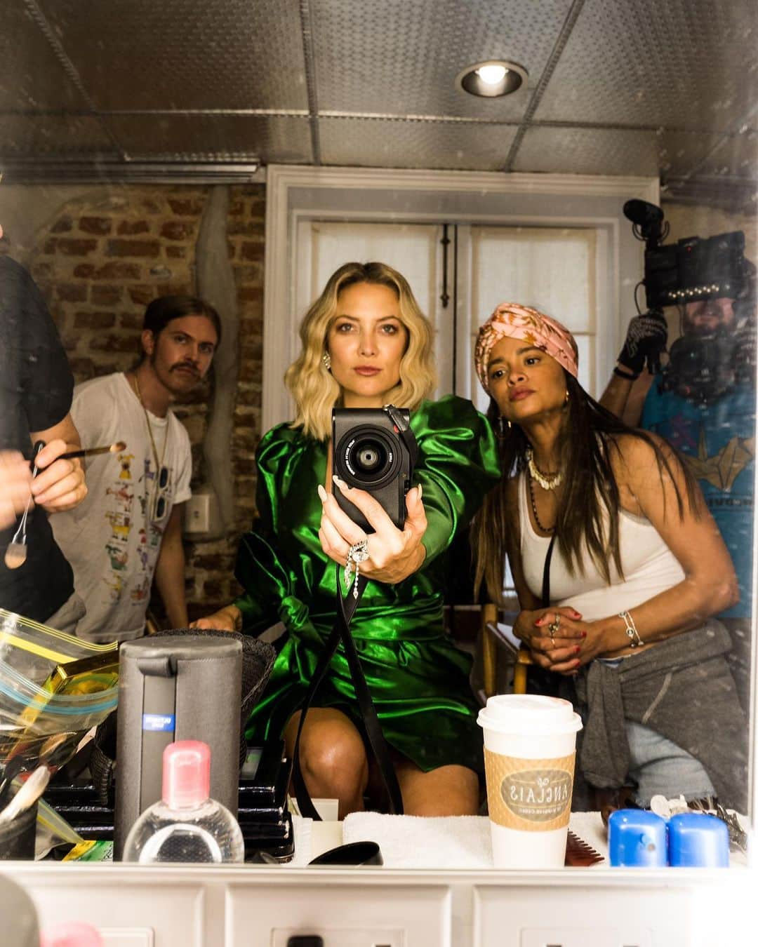 ケイト・ハドソンさんのインスタグラム写真 - (ケイト・ハドソンInstagram)「Fashion is serious business 💚😜💚 @happyxnatureofficial」9月19日 0時33分 - katehudson