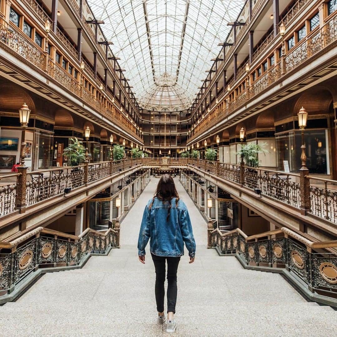 Visit The USAさんのインスタグラム写真 - (Visit The USAInstagram)「Shop, dine and explore The Arcade, one of Cleveland’s most iconic landmarks. #visittheusa  Follow #UnitedStories as we spend the year collecting unique stories from across the country with our mobile content creation labs.」9月19日 0時34分 - visittheusa
