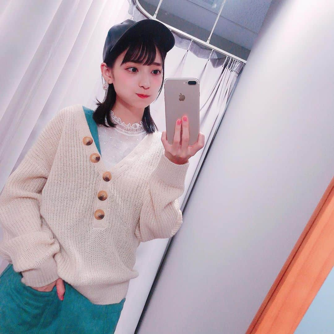 高野麻里佳さんのインスタグラム写真 - (高野麻里佳Instagram)「涼しくなってきたね〜( ˊ̱˂˃ˋ̱ )  そろそろ秋かな〜🍁 焼き芋とか松茸とかカボチャプリンとか食べたいものいっぱいある🎃🍮✨ #秋服 の色やバリエーションって落ち着いてるのにお洒落なイメージがあって好きだなぁ❤️みんなはどの季節服が1番好き？  #秋ニット 安くなってたから買っちゃった♪  ニットも中に着てるブルーのサロペットスカートも #forever21 だよ❤️❤️ ↑↑ 最近買い物した #zara だと思ってたら、違ったーーー！！！ごめんよー！！」9月19日 0時43分 - marika_kohno