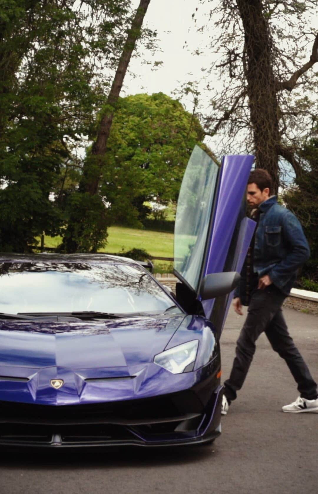 ランボルギーニのインスタグラム：「What do Super Sports Cars and music have in common? A complex process of creating something beautiful out of inspiration and passion. The same passion that Coldplay's @guyberryman, bass player of the British rock band, has for Lamborghini.  #Lamborghini #AventadorSVJ #Coldplay」