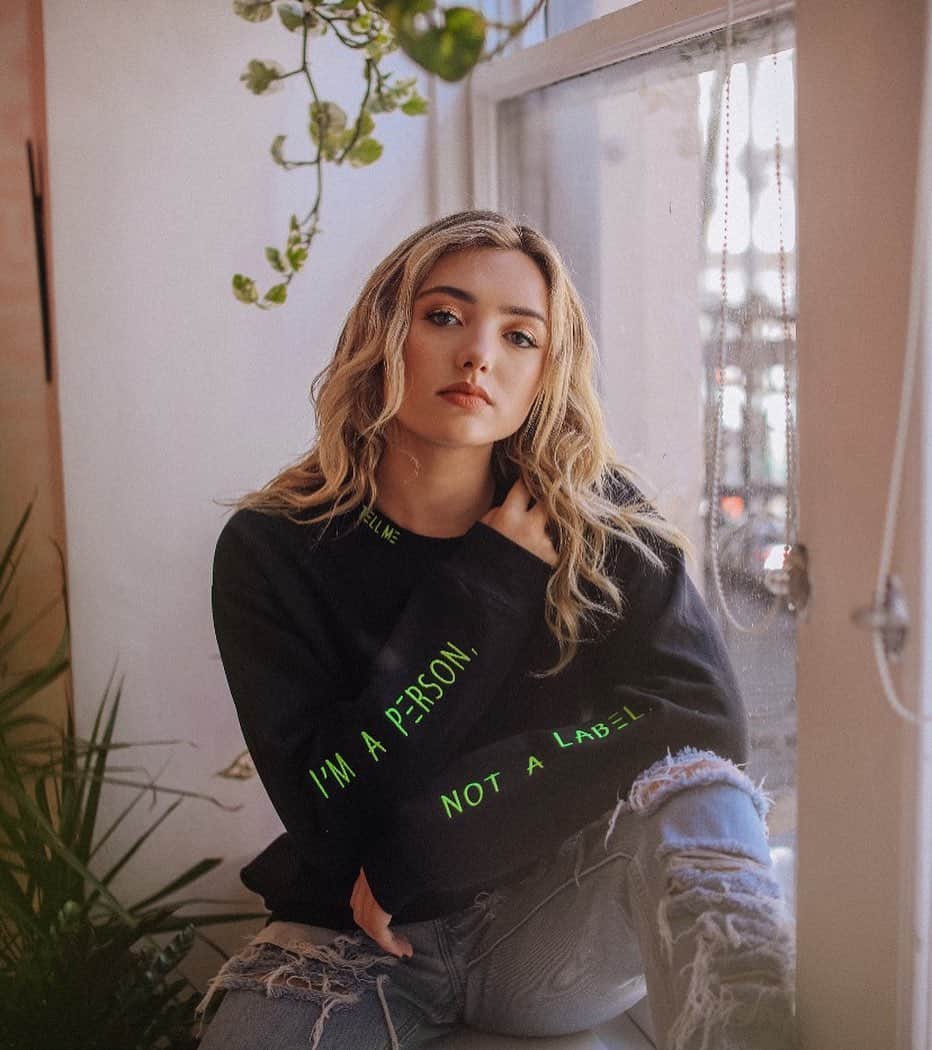 ペイトン・リストのインスタグラム：「Tell me I’m a person, not a label. These sweatshirts are a pre launch to archives, a clothing line co-founded by Cameron, which can be purchased at www.archivesfrom.com with proceeds going toward @thecameronboycefoundation 🖤 @thearchivesfrom #archivesfromcameron #tellmeimnotalabel」