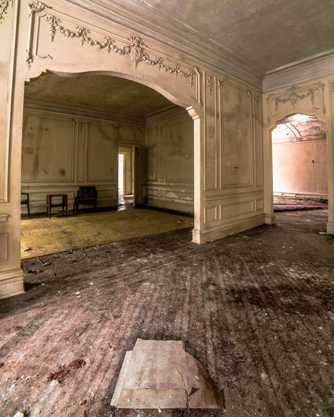 Abandoned Placesさんのインスタグラム写真 - (Abandoned PlacesInstagram)「An old mansion decaying away in New York. Photography by @alexplore23」9月19日 0時52分 - itsabandoned