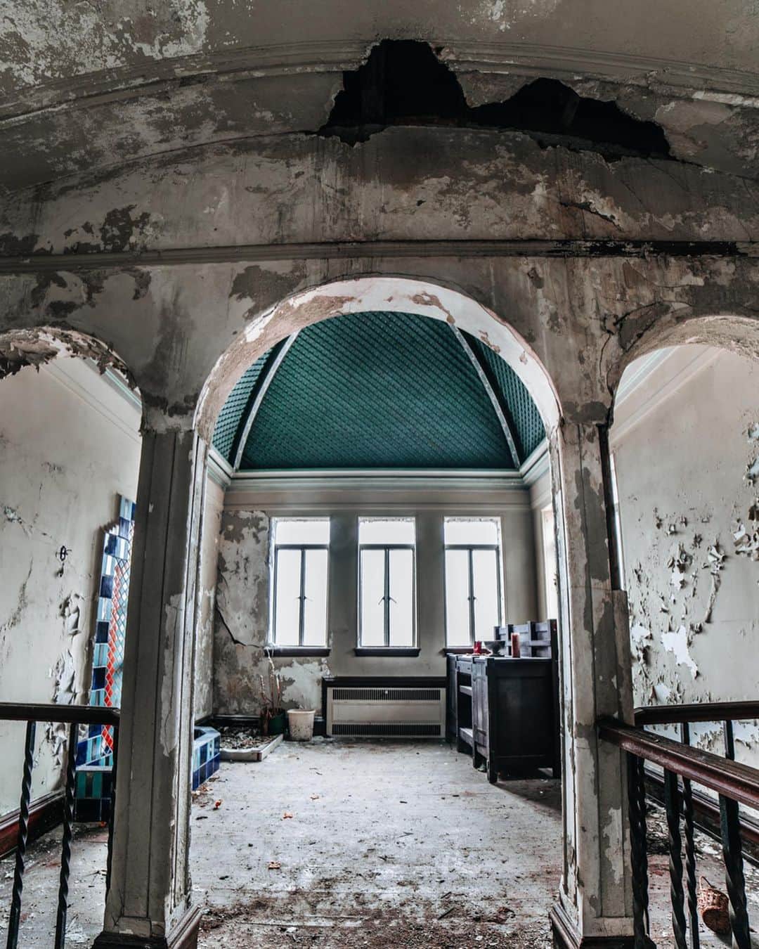 Abandoned Placesさんのインスタグラム写真 - (Abandoned PlacesInstagram)「An old mansion decaying away in New York. Photography by @alexplore23」9月19日 0時52分 - itsabandoned