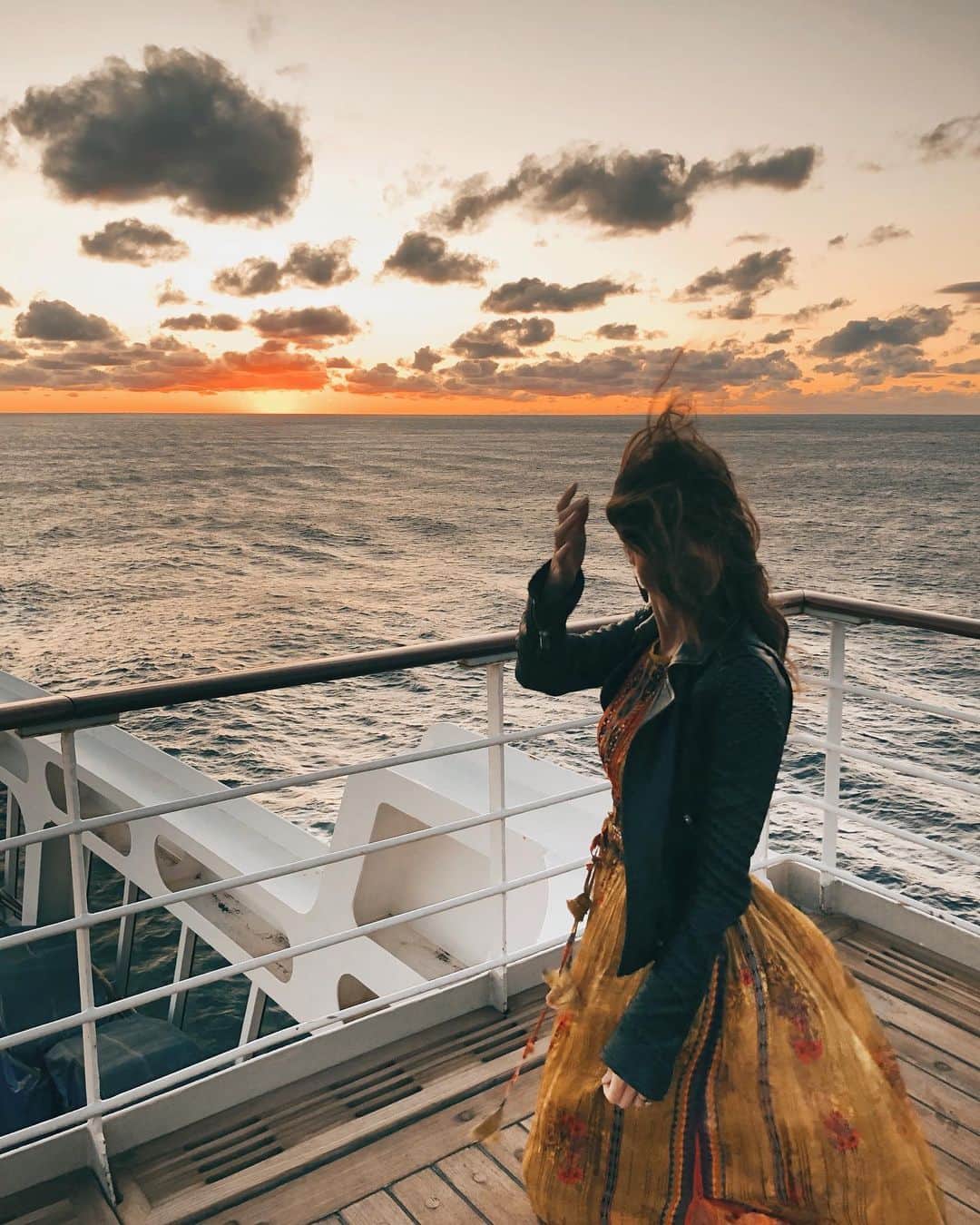 ケイト・ボイージェルのインスタグラム：「sailing transatlantic this week is giving me all the jack and rose vibes (from the first vhs, not the second one) 🌊🚢⚓️ sunsets at sea are pretty unreal!」