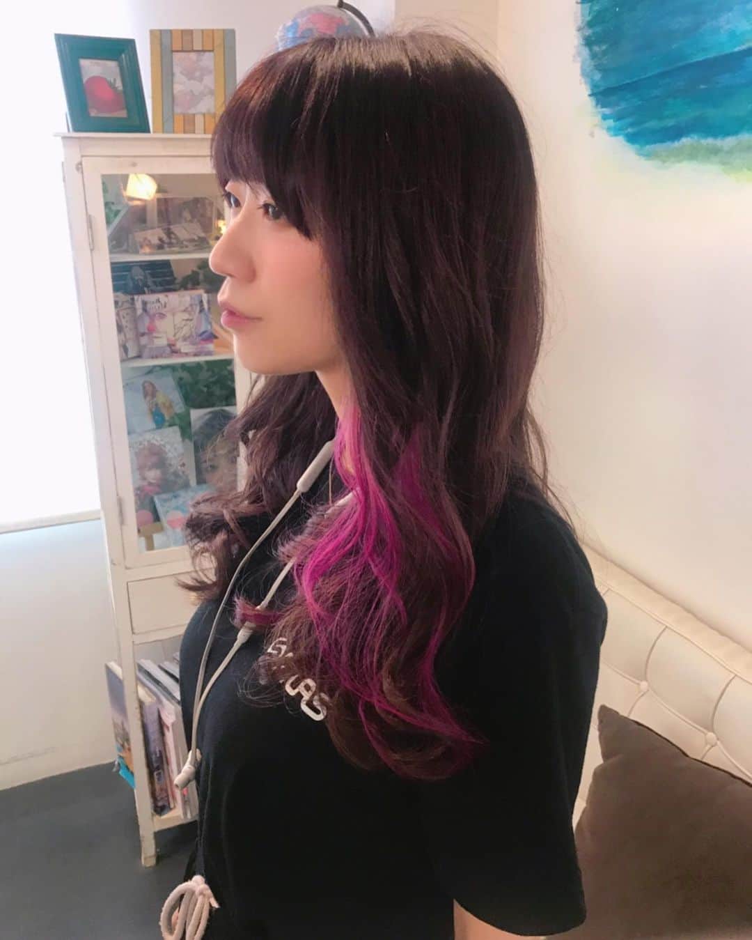 ぱいぱいでか美のインスタグラム：「今日は大森さんのお誕生日なので朝から気合いのピンク入れてきました❤︎ ꙳ #spica #原宿 #大森靖子生誕祭2019 ꙳ 毎年お世話になっていますが 今年も大森靖子さんの生誕祭に出させて頂きました！ 師匠！そして私は、私は一番弟子！ 本当に愛とか尊敬とか憧れとかいろんな感情があるけど そういうのどう伝えたらいいかわからんし でも毎年呼んでくださることで ちょっとでも成長したところを見せれたら 伝わるかなぁとか思うし そういうのをクッッッソ敏感に感じ取ってくださる方だから こんなにも大好きなのですーーー！ 本当にお誕生日おめでとうございます！ まじで絶対長生きしてください！ 私も絶対長生きするので！ 今年もありがとうございました！ . というわけでSpicaでヘアメンテしてきました！ いつもと同じようにピンクみがかったカラーと インナーのドPINK！は継続で。 いつもは月初めくらいにメンテいくけど 大森さんの誕生日に合わせて今日いった❤︎ だから今日が一番状態の良いピンクでした！ (でも退色含めて可愛くしてくれるのでSpicaいっとります) 前髪は最近薄めがマイブームなのでちょっと薄めにする方向で切ってもらいました。 飽きたらやめる。笑」