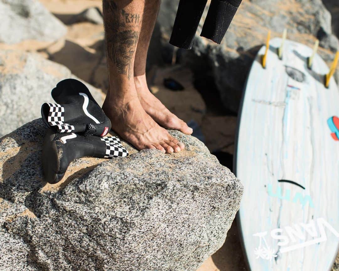 vansさんのインスタグラム写真 - (vansInstagram)「The innovative design of @VansSurf's new Surf Boot Hi keeps colder climates under control while still allowing for grip and board control. See more at vans.com/surf」9月19日 0時59分 - vans