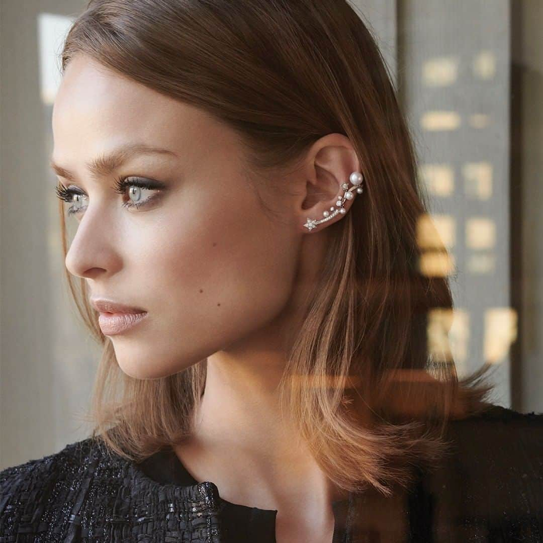 シャネルさんのインスタグラム写真 - (シャネルInstagram)「VU: the CHANEL Fine Jewelry earrings. Worn on their own or together. In yellow gold, in white gold or diamonds. How you wear them is up to you. Discover the collections - link in the bio #CHANELFineJewelry #COCOCRUSH  #CHANELComete」9月19日 1時00分 - chanelofficial