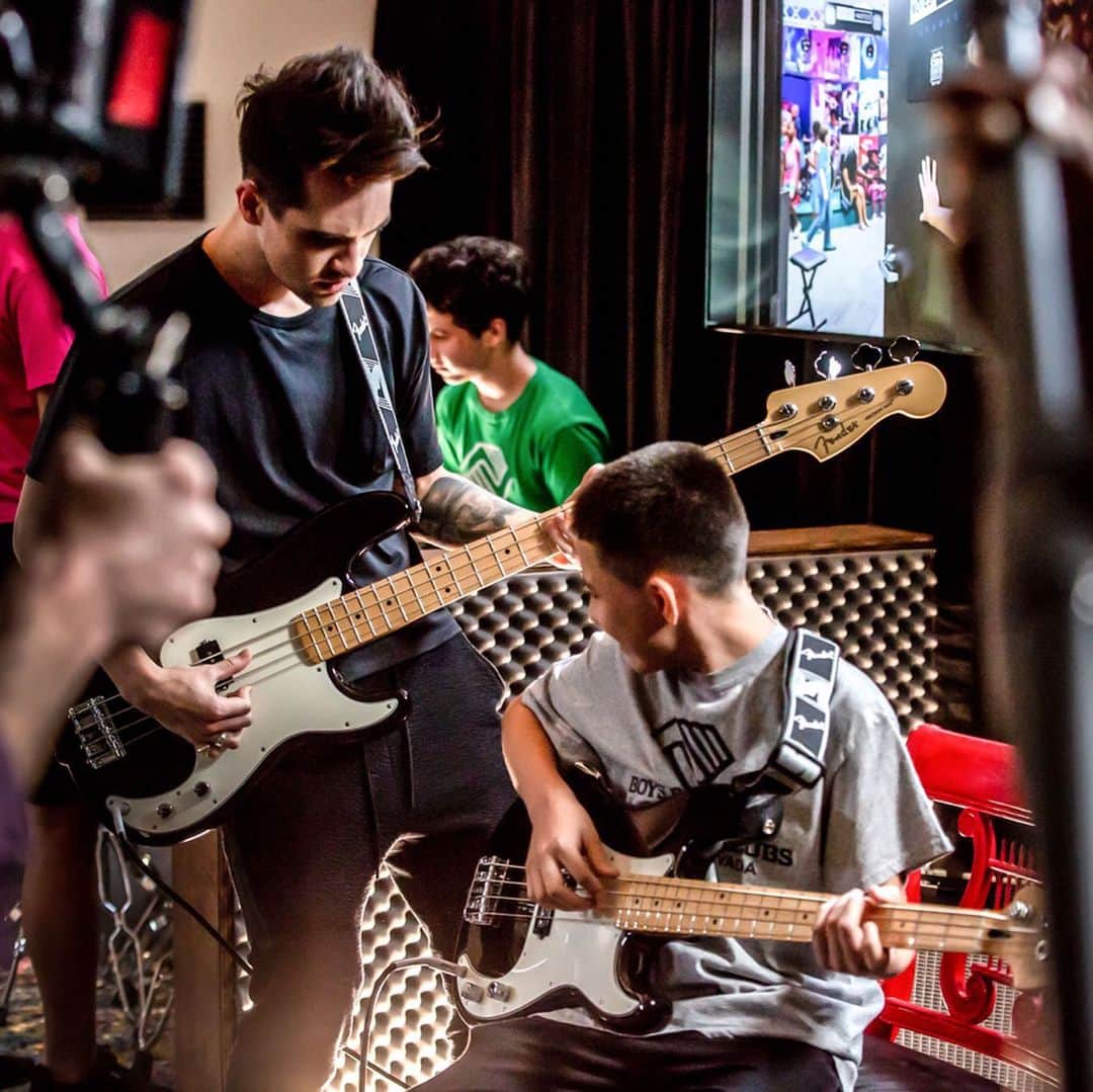 Fender Guitarさんのインスタグラム写真 - (Fender GuitarInstagram)「We’re proud to introduce the Fender Play Foundation, our non-profit driven by the mission to equip, educate and inspire young players by placing instruments in the hands of those who aspire to play but have limited access. Over the next three years, the foundation will raise $3 million to support educational institutions and organizations while also empowering youth through our incredible Fender Play Foundation Artist Ambassadors. Learn more via link in bio! @fenderplay」9月19日 1時00分 - fender