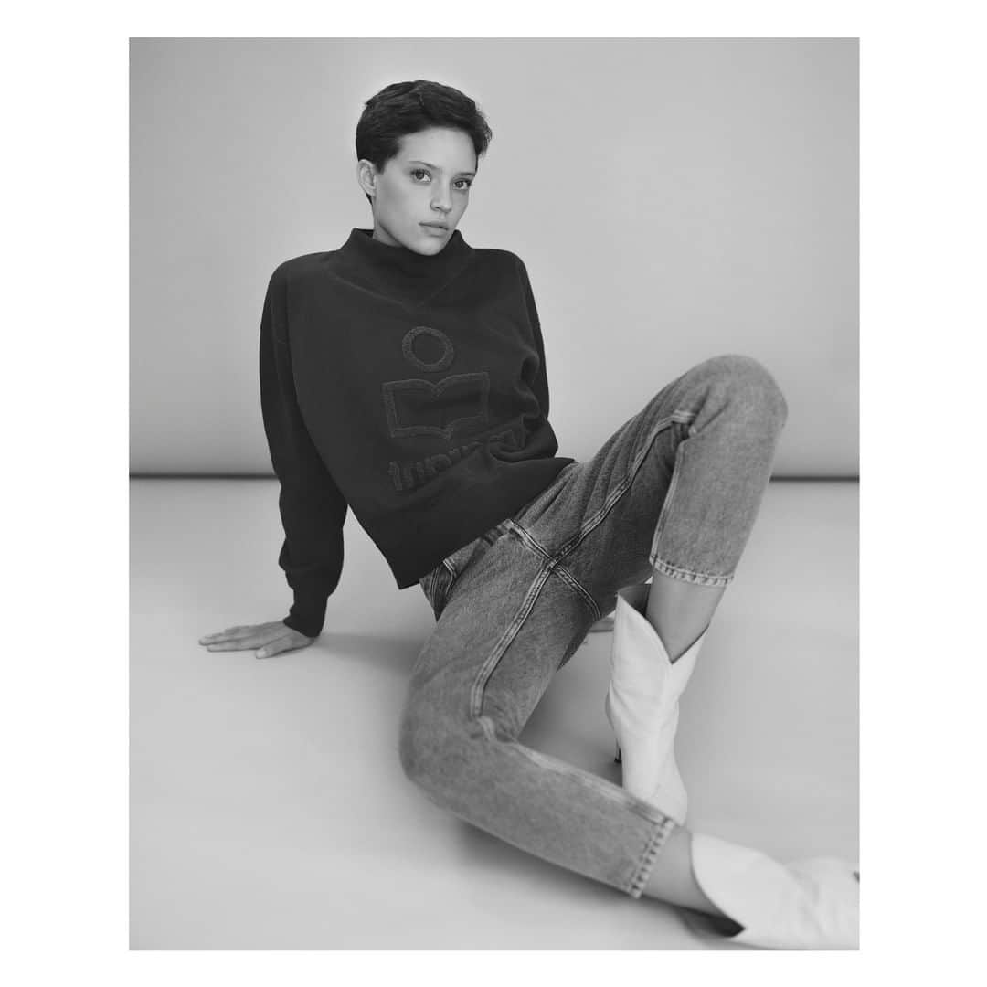 イザベルマランさんのインスタグラム写真 - (イザベルマランInstagram)「White boots, blue jeans.  #IsabelMarantEtoile Fall-Winter 2019 Shot by @simonnagel_」9月19日 1時01分 - isabelmarant