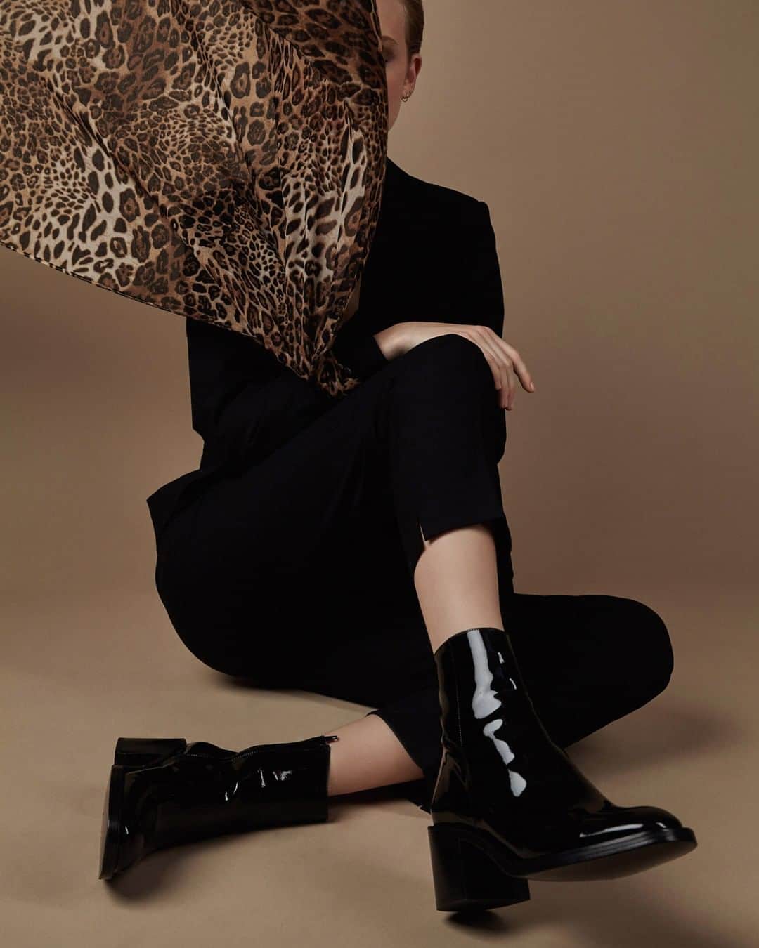 のインスタグラム：「Les boots CHIARA 6 en cuir vernis noir sont un must de saison : le bon mix entre style affirmé et confort au quotidien.  CHIARA 6 boots are a seasons must have. They are both ultra stylish and comfy.  #FreeLanceparis #FreeLanceshoes #madeinFrance#fallwintercollection #ootd」