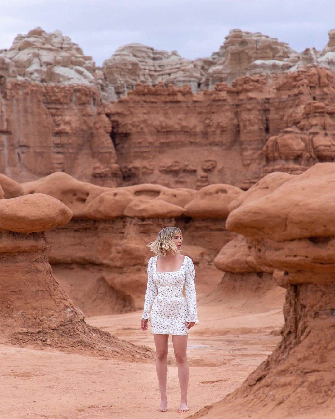 サラ・ジーン・アンダーウッドさんのインスタグラム写真 - (サラ・ジーン・アンダーウッドInstagram)「Having a love affair with Utah 😍 Perfect summer dress from @prettylittlething 👗👌🏼 Sponsored Post✨SWIPE ✨ . Dress name “Petite white floral print flare cuff puff shoulder dress”」9月19日 1時12分 - saraunderwood