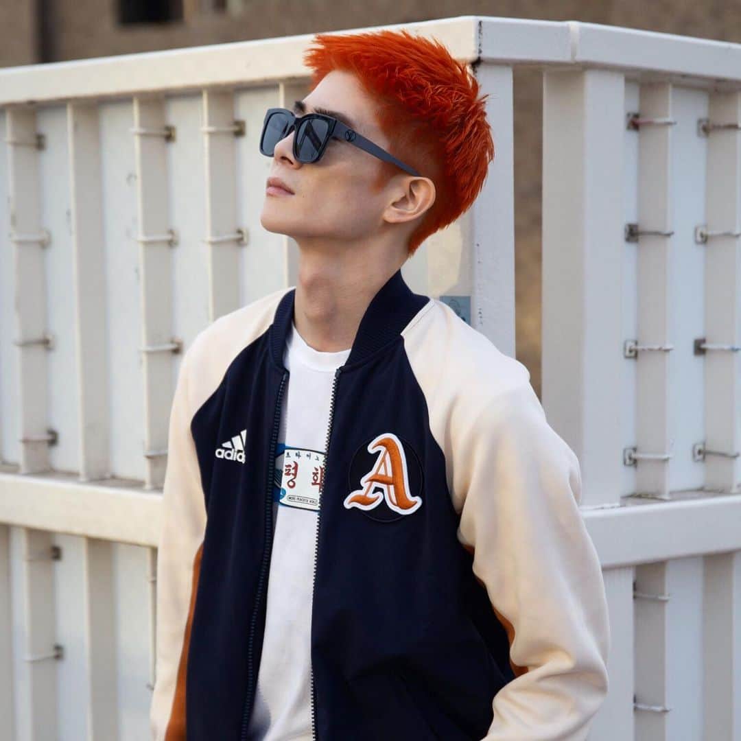のインスタグラム：「adidasの 新作「VRCT JACKET」 もうすっかり秋の匂いですね🍄  秋と言えばスポーツの秋ということで運動会しよ！誰か 😁✨ パンツもジャージで合わせてみました！  #Werepresent #adidastokyo #ブレない思いを胸に刻もう @adidastokyo @fashionsnapcom」