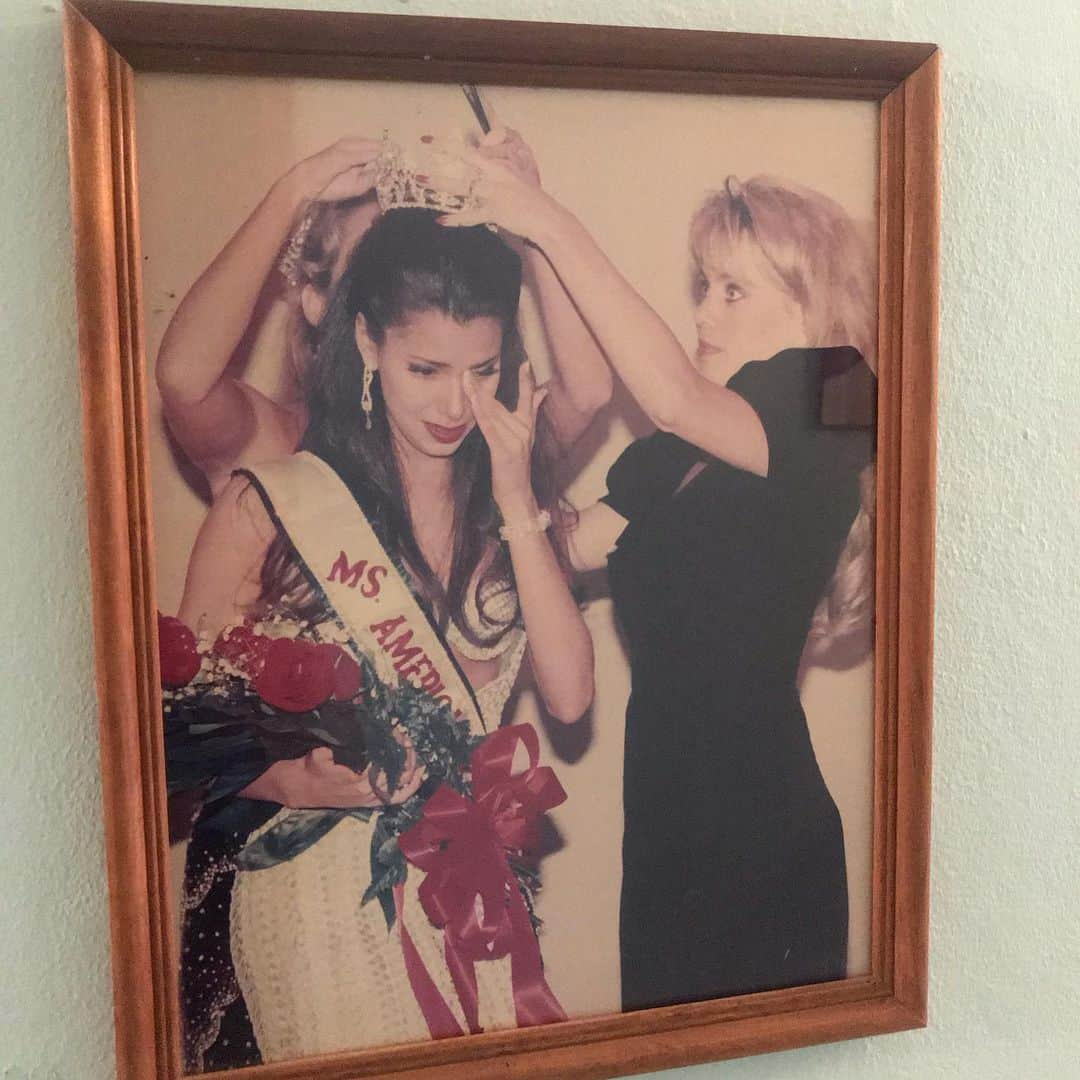 ロゼリン・サンチェスさんのインスタグラム写真 - (ロゼリン・サンチェスInstagram)「Memorias... other oldies from my mom’s house.  So, yes... I was a beauty queen once.  I won the Miss Puerto Rico Petite Pageant when I was 20 and then won the big one, Miss American Petite 😂🙌. It was the 50 states and PR was the invited country.  Y si, gané!! Speaking not so great English but nevertheless really prepared.  Now, this is the crazy part: the venue in Tennessee where the pageant was held had a river next to it.  That night it was raining like crazy and the river started overflowing or something and water was getting into the venue.  So half way through the pageant we had to evacuate 🤦🏻‍♀️😳. We ended up finishing the competition at a small ballroom in the hotel we were all staying.  That explains the random pics with a wall in the back.  Oh Lord.... ——————————- Cuando tenía 20 años gané el certamen Miss American Petite.  Competían los 50 estados y PR era el País invitado.  Gané la corona hablando poco inglés pero bien preparada.  Ese día en el lugar donde se realizó la competencia en Tennessee hubo unas lluvias terribles.  Había un río al lado del lugar que comenzó a desbordarse y agua empezó a entrar en el venue del evento.  Tuvimos que salir corriendo del lugar y terminar en un salón de actividades pequeño en el hotel donde nos estábamos hospedando.  Fue una locura de película 😬🤦🏻‍♀️. Pero al final una noche de mucha felicidad ya que represente a mi Isla y gané 🙏」9月19日 1時09分 - roselyn_sanchez