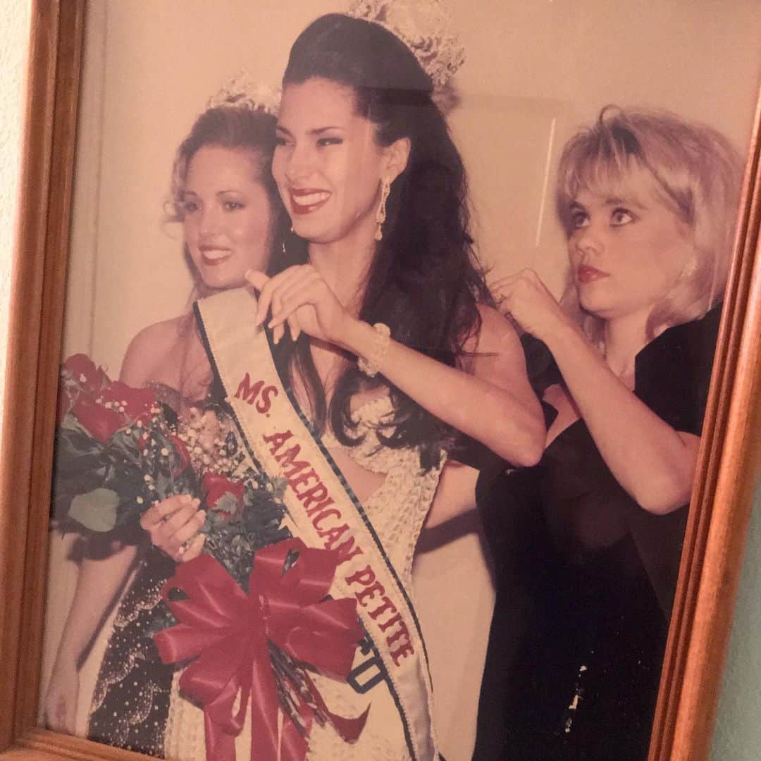 ロゼリン・サンチェスさんのインスタグラム写真 - (ロゼリン・サンチェスInstagram)「Memorias... other oldies from my mom’s house.  So, yes... I was a beauty queen once.  I won the Miss Puerto Rico Petite Pageant when I was 20 and then won the big one, Miss American Petite 😂🙌. It was the 50 states and PR was the invited country.  Y si, gané!! Speaking not so great English but nevertheless really prepared.  Now, this is the crazy part: the venue in Tennessee where the pageant was held had a river next to it.  That night it was raining like crazy and the river started overflowing or something and water was getting into the venue.  So half way through the pageant we had to evacuate 🤦🏻‍♀️😳. We ended up finishing the competition at a small ballroom in the hotel we were all staying.  That explains the random pics with a wall in the back.  Oh Lord.... ——————————- Cuando tenía 20 años gané el certamen Miss American Petite.  Competían los 50 estados y PR era el País invitado.  Gané la corona hablando poco inglés pero bien preparada.  Ese día en el lugar donde se realizó la competencia en Tennessee hubo unas lluvias terribles.  Había un río al lado del lugar que comenzó a desbordarse y agua empezó a entrar en el venue del evento.  Tuvimos que salir corriendo del lugar y terminar en un salón de actividades pequeño en el hotel donde nos estábamos hospedando.  Fue una locura de película 😬🤦🏻‍♀️. Pero al final una noche de mucha felicidad ya que represente a mi Isla y gané 🙏」9月19日 1時09分 - roselyn_sanchez