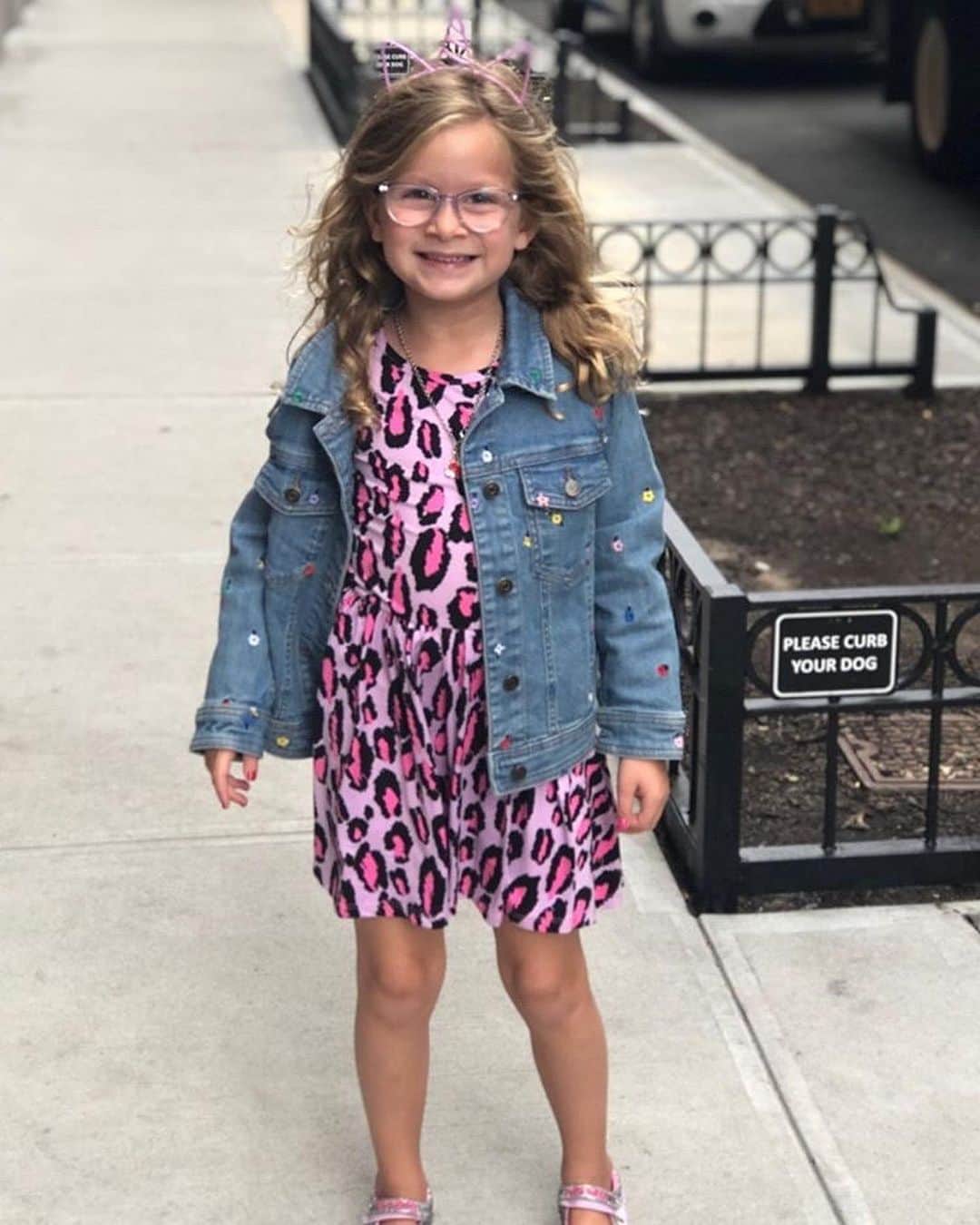 Warby Parkerさんのインスタグラム写真 - (Warby ParkerInstagram)「First day of school photos:  Us: 😭😍🥰😩😢 P.S.—Check out the newest selection of our #warbykids frames with the link in our bio!」9月19日 1時15分 - warbyparker