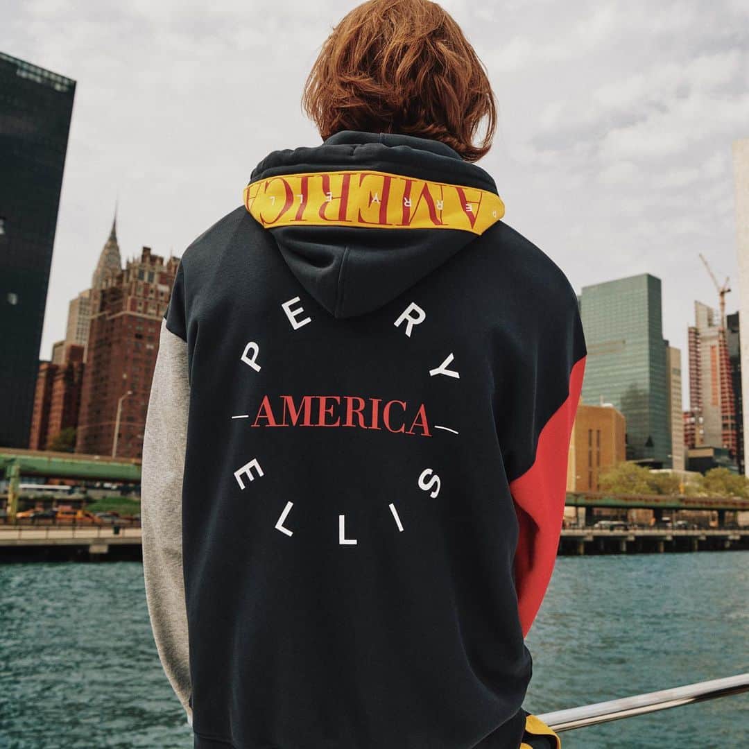 ペリーエリスのインスタグラム：「Rep your #PerryEllisAmerica. 🔥 Meet The Colorblock Fleece Hoodie. Tap to shop.」
