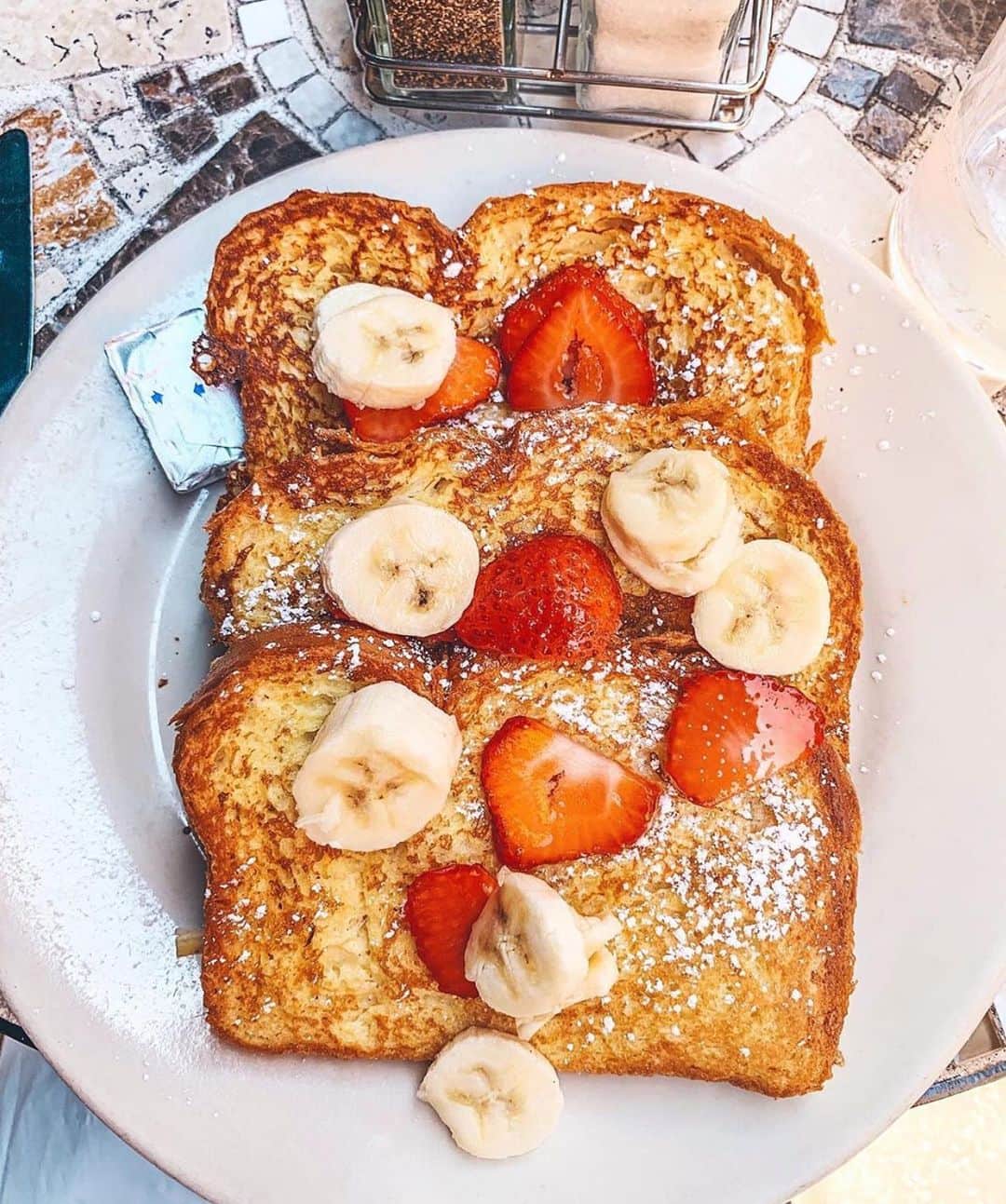 Eater LAさんのインスタグラム写真 - (Eater LAInstagram)「French toast topped with fresh strawberries and banana from the Lazy Daisy Cafe in Brentwood. 📸: @the_starving_actor. Hashtag #eaterla on your best photos for a chance to be featured.」9月19日 1時17分 - eater_la