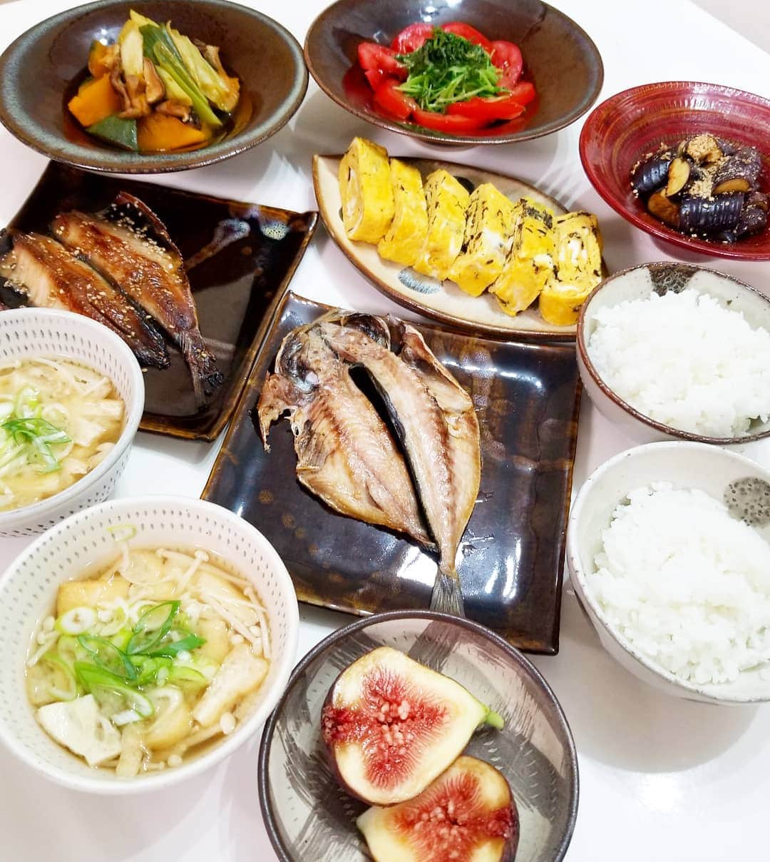 のインスタグラム：「. 久しぶりの#おうちごはん up＊ 和食のリクエストでしたー♪ #小郡駐屯地 の記念行事で購入した 地域野菜もたっぷり使用して✨ . 地元 #宝珠山 #カネダイ味噌 の お味噌汁… ホッとします♡ . 学習能力無く大量に購入した #壱岐 と #対馬 のお魚も🐟💓 #アカモク は卵焼きに🥚 #小石原焼 の食卓。 . . . #頑張ろう朝倉 #頑張ろう東峰村 #九州北部豪雨から二年 #東峰村へ行こう  #東峰村  #朝倉  #宝珠山 #高取焼 #九州豪雨 #九州北部豪雨 #福岡 #Fukuoka #Fukuokacity #福岡市 #小石原焼 #おうちごはん #ご飯 #ごはん #食卓 #cooking」