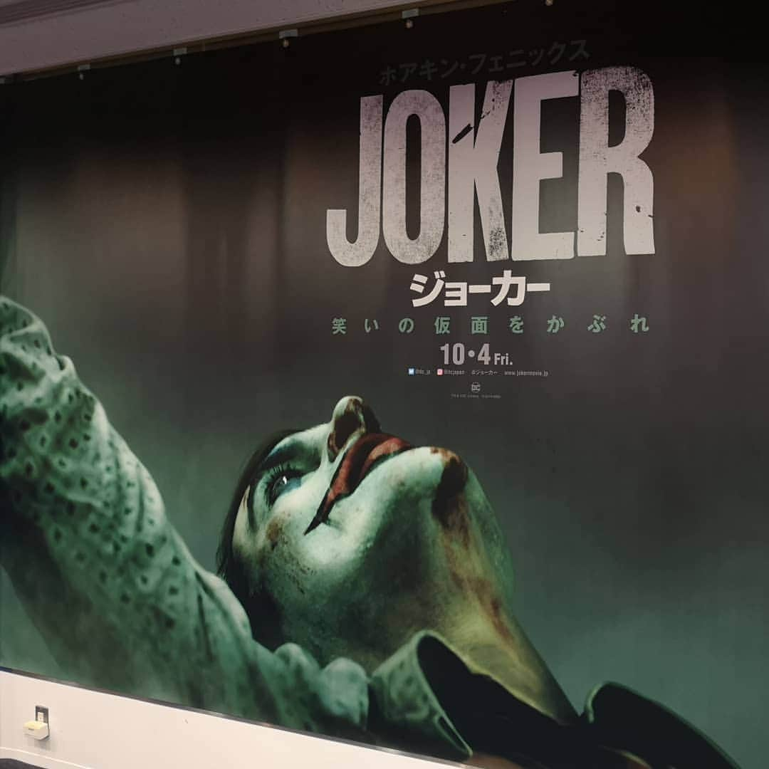 なだぎ武さんのインスタグラム写真 - (なだぎ武Instagram)「映画『ジョーカー』を遂に観賞。。"人間のその先"を見る事にこれほど躊躇しながら観た映画はここ近年では無かった。ヒーローやアメコミ作品としての軸はあるが、純粋に映画として優れてる作品。悲劇と喜劇は表裏一体と言うが、その角度を見事に捉えてた。"笑い"と言うものと向き合った男の果てにあるのは、喜劇か悲劇か...自身も笑いというものを生業として生きているからこそ、抉られる感情が多々あって苦しかった。。とにかく、全ての映画好きに観てほしい作品。  みなさん、笑ってますか？  #ジョーカー #DCアンバサダー」9月19日 1時30分 - nadagigigi