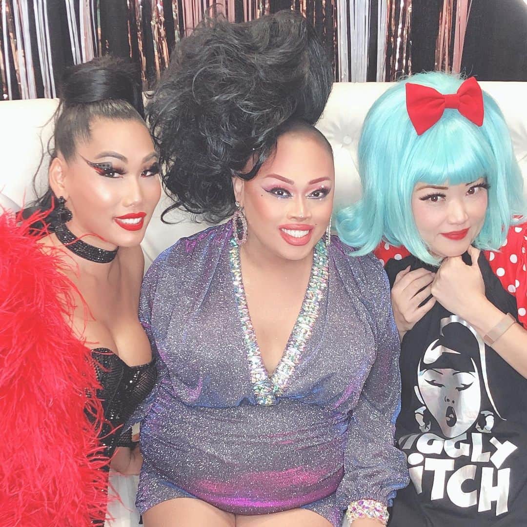 ジュン中山のインスタグラム：「#dragconnyc2019 #dragcon #asiangirls #asianbeauty #faghag #fruitfly I missed chance to take pics with her ,finally I could take a pics with @jigglycalienteofficial  @watanabenaomi703 #tシャツイラストがにてる thanks my goddess @gia_gunn  #lgbt #instagood」