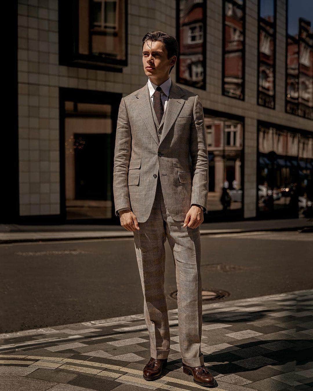 ギーブス&ホークスのインスタグラム：「Repost from @mathiaslefevre - Made-To-Measure Look 2 W. @gieveslondon - Cut from a heavy pure linen by @harrisons1863 this three piece makes great “late summer” companion. The pattern is a brown Prince of Wales check and the jacket features a wider notch lapel to give the suit a more masculine and powerful look. I had the trousers made with both side adjusters and brace buttons, as I like switching between the two. They were finished in-house w. a 2-inch turn-up. - What do you think? ⁣⁣⁣ - Read the full review & guide on made-to-measure 𝐋𝐢𝐧𝐤 𝐢𝐧 𝐛𝐢𝐨⁣⁣⁣ ⁣⁣⁣ #SavileRow #MadeToMeasure #Tailoring #MathiasLeFevre⁣⁣⁣ ⁣⁣⁣ Photography by @nicktydeman」